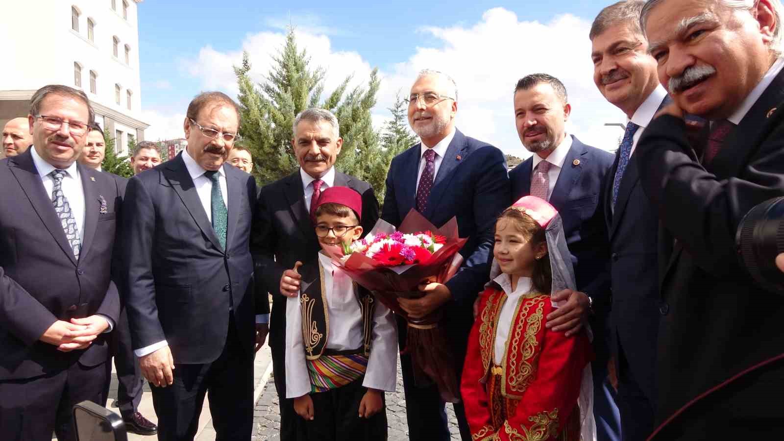 ÇALIŞMA VE SOSYAL GÜVENLİK BAKANI VEDAT IŞIKHAN, YOZGAT PROGRAMINDA İLK OLARAK VALİLİĞİ ZİYARET ETTİ. BAKAN IŞIKHAN ÇİÇEKLERLE KARŞILANDI.