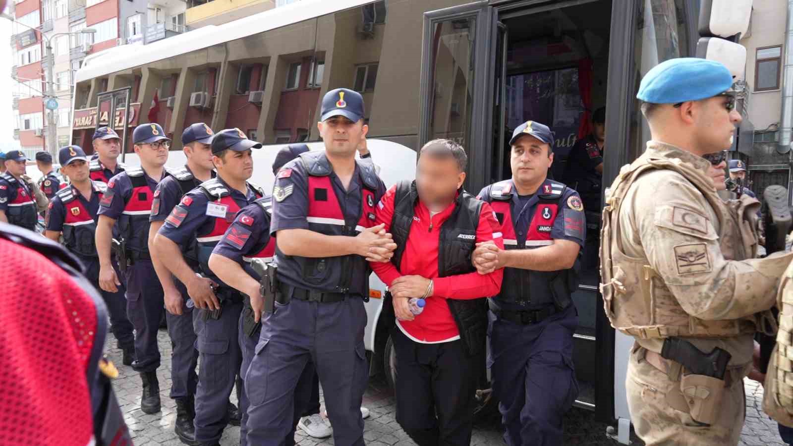 KOCAELİ MERKEZLİ "İKİZLER" ADLI SUÇ ÖRGÜTÜNE YÖNELİK DÜZENLENEN 2'NCİ DALGA OPERASYONDA, TUTUKLU ÜYELERİN DIŞARIDAKİ FAALİYETLERİNİ YÜRÜTTÜKLERİ İDDİASIYLA GÖZALTINA ALINAN 11 ŞÜPHELİ ADLİYEYE SEVK EDİLDİ.
