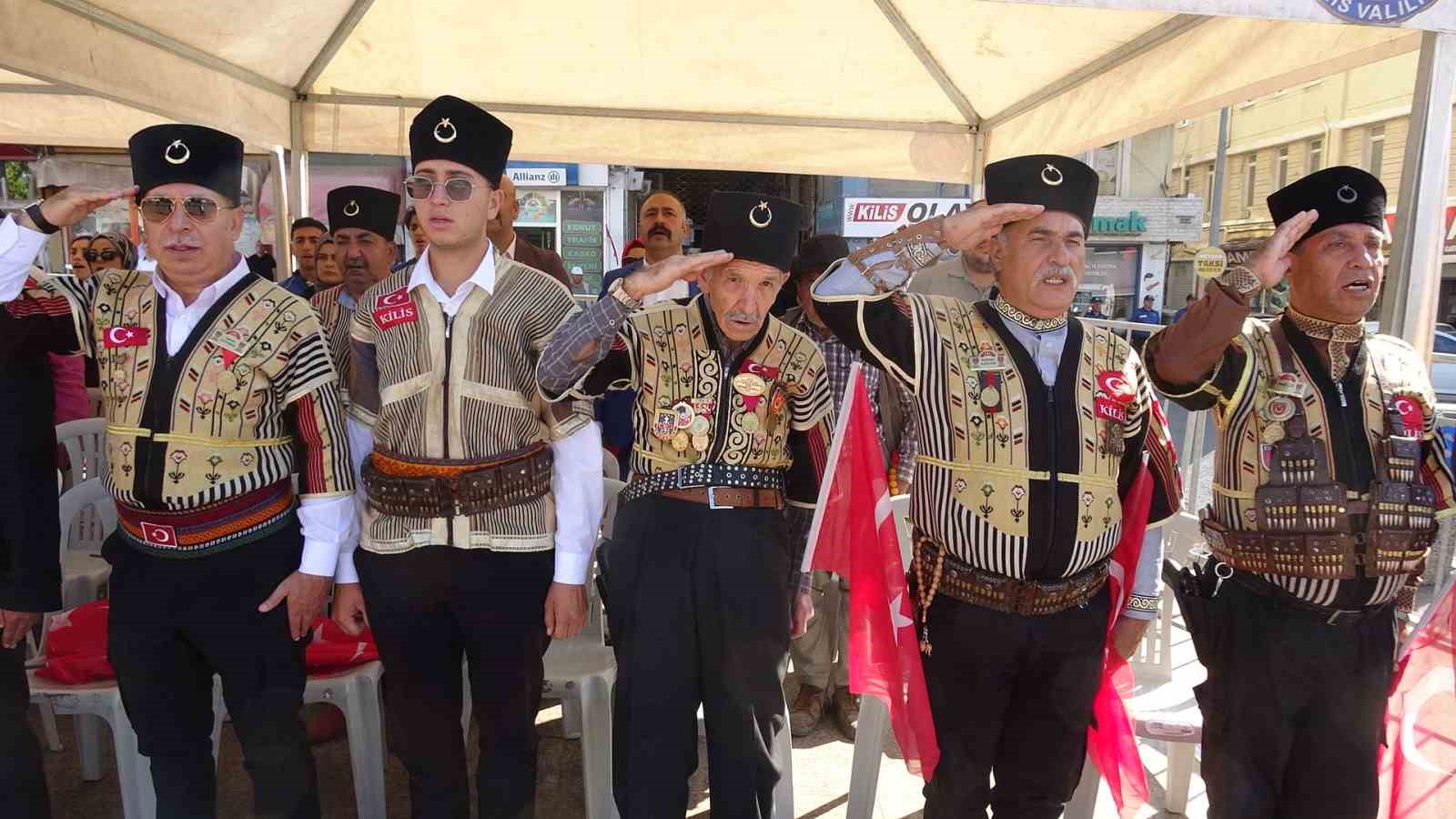 KİLİS'TE 19 EYLÜL GAZİLER GÜNÜ DOLAYISIYLA DÜZENLENEN PROGRAMDA, GAZİLERİN VATAN SAVUNMASINDAKİ FEDAKARLIKLARI VE GAZİLİK ÜNVANININ TAŞIDIĞI ANLAM VURGULANDI.