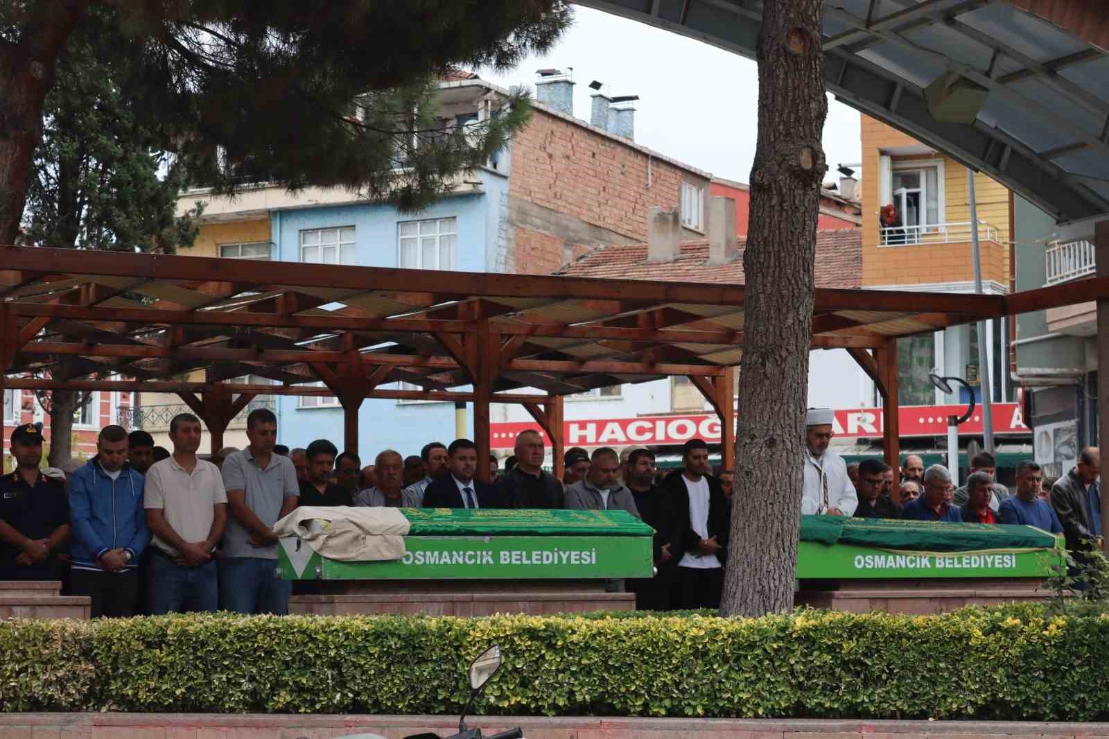 ÇORUM'UN OSMANCIK İLÇESİNDE ESKİ EŞİ TARAFINDAN ÇALIŞTIĞI MARKETTE SİLAHLA VURULARAK HAYATINI KAYBEDEN KADIN, TOPRAĞA VERİLDİ.