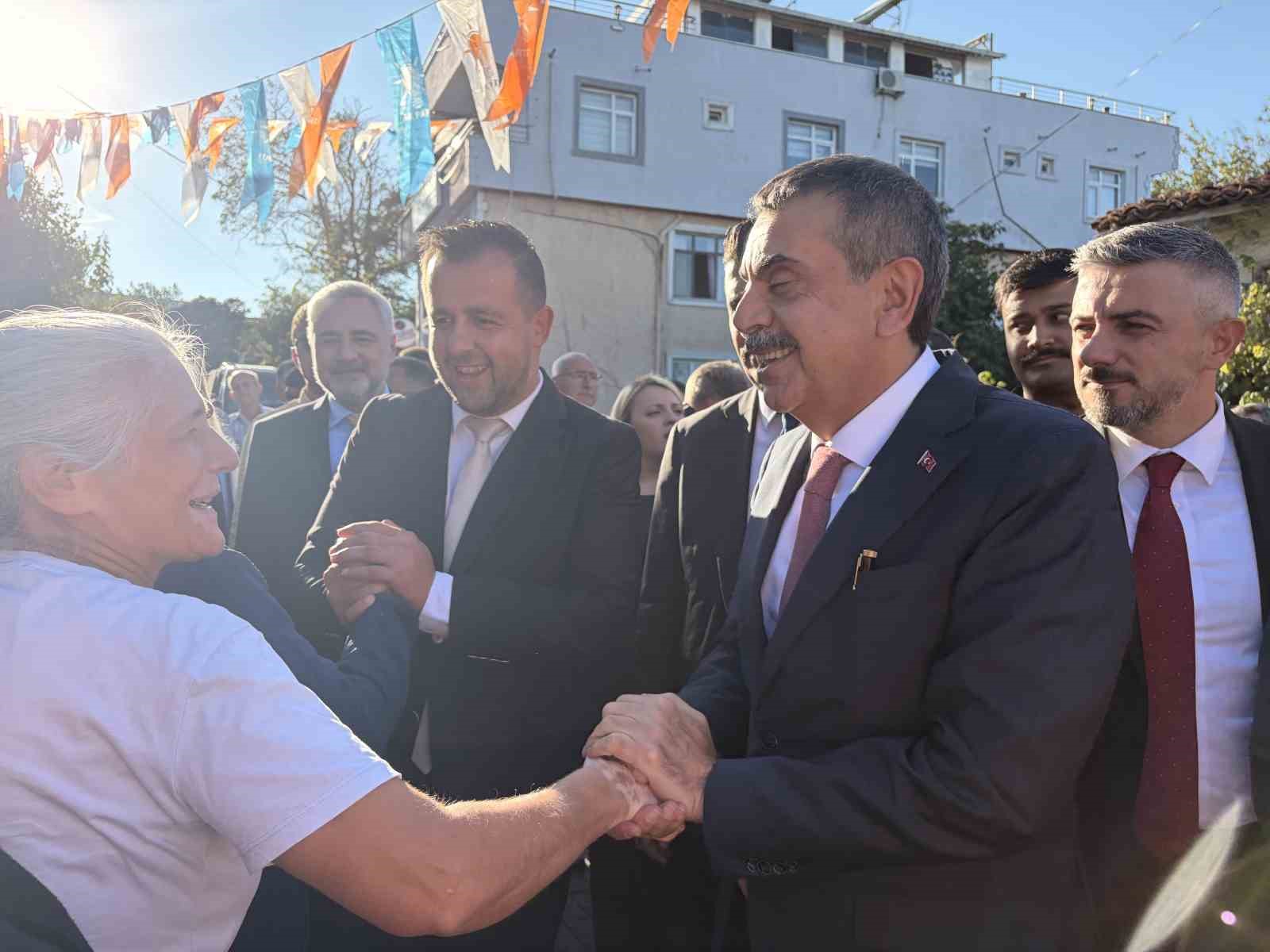 BURADA PARTİSİNİN KIYIKÖY BELDE TEŞKİLATI BİNASININ AÇILIŞ TÖRENİNE KATILAN TEKİN, PARTİLİLER VE VATANDAŞLARLA BİR ARAYA GELDİ.