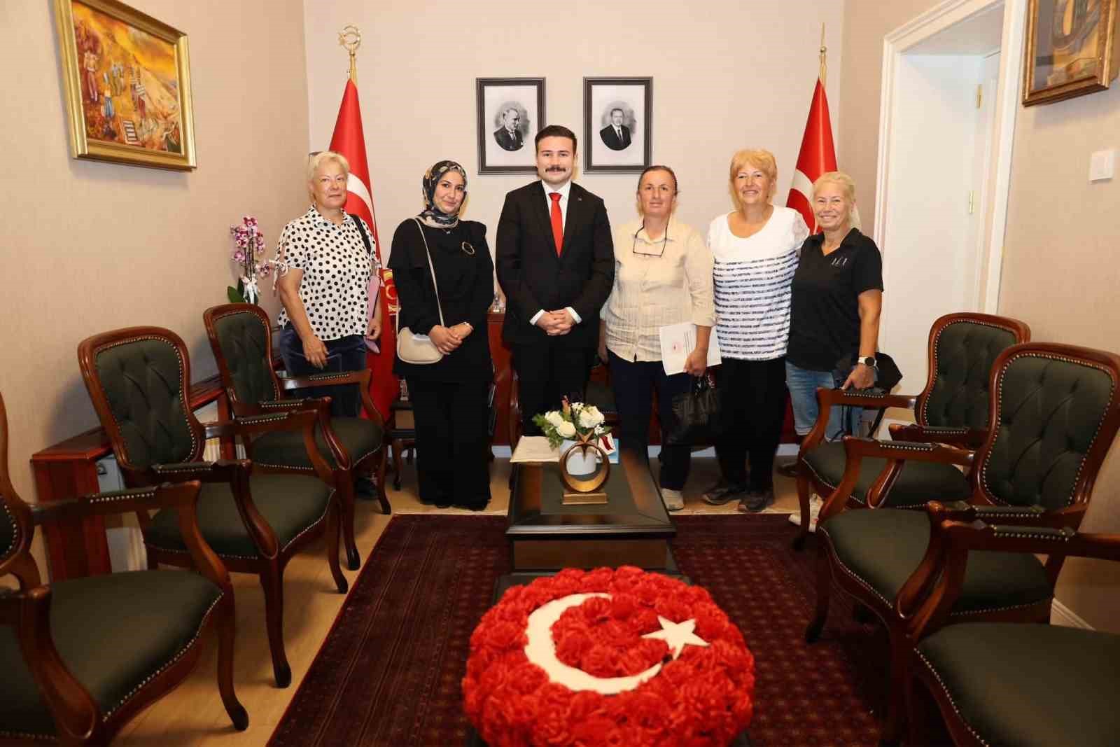 ÇANAKKALE'NİN GÖKÇEADA İLÇESİ KAYMAKAMI OSMAN ACAR, DÜZENLİ OLARAK GERÇEKLEŞTİRİLEN HALK GÜNÜ BULUŞMALARI ÇERÇEVESİNDE VATANDAŞLARLA BİR ARAYA GELDİ.