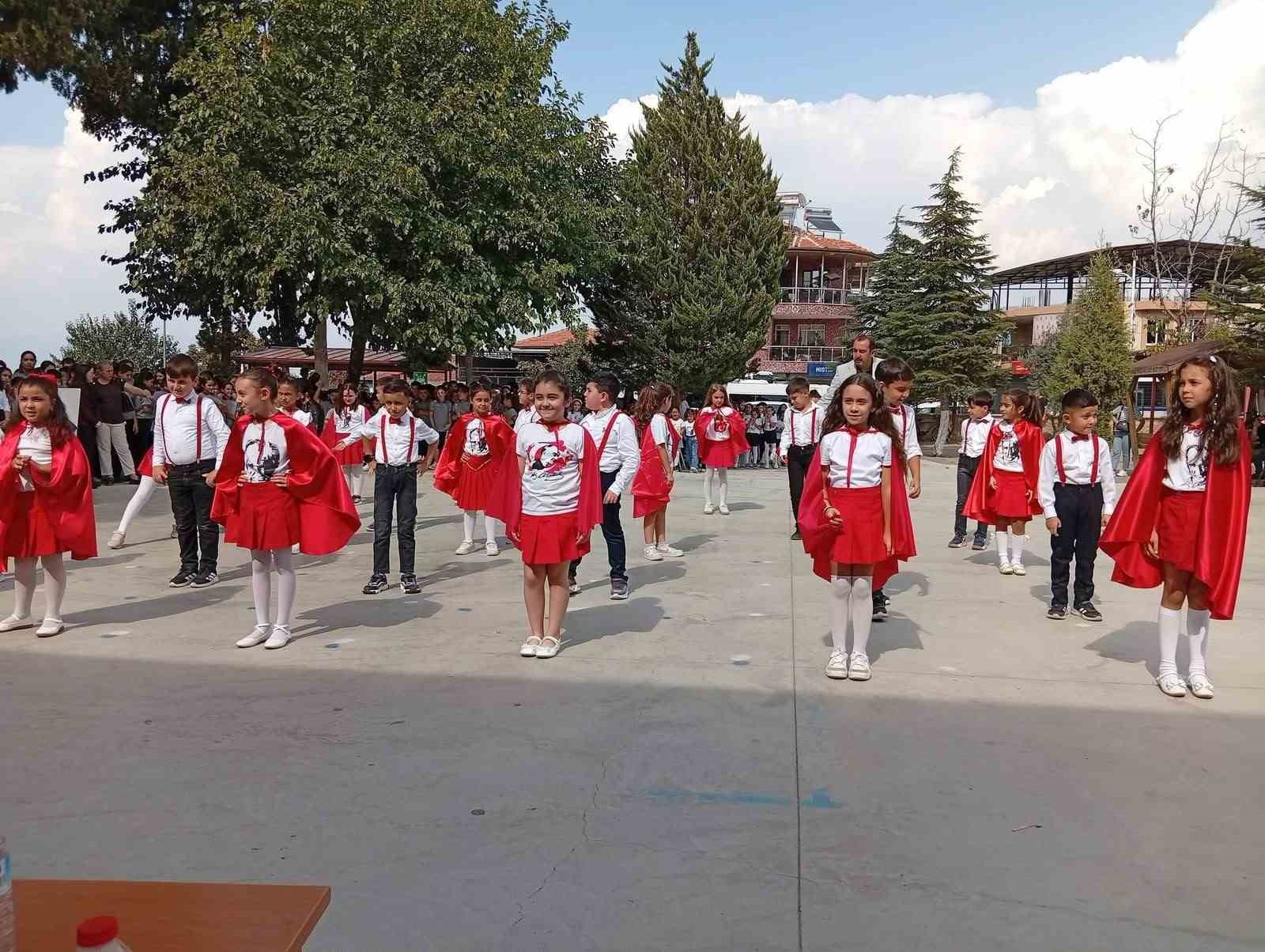 MANİSA'NIN SARIGÖL İLÇESİNDE GERÇEKLEŞTİRİLEN İLKÖĞRETİM HAFTASI ETKİNLİKLERİNDE PERFORMANSLARINI SERGİLEYEN ÖĞRENCİLER BÜYÜK BEĞENİ TOPLADI.