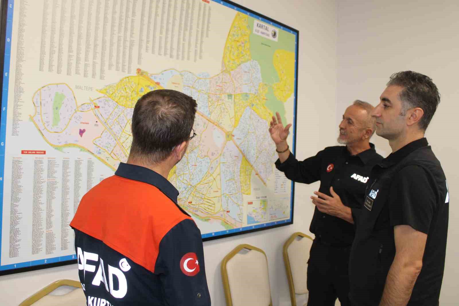 AFAD KAYSERİ İL MÜDÜRÜ RİFAT GENÇ; KAYSERİ’NİN MUHTEMEL İSTANBUL DEPREMİNE YÖNELİK HAZIRLIKLAR KAPSAMINDA GÖREVLENDİRİLDİĞİ KARTAL İLÇESİNDE SAHA ÇALIŞMALARI GERÇEKLEŞTİRDİĞİNİ BELİRTEREK, 10 AKREDİTE ARAMA KURTARMA EKİBİNDEN OLUŞAN 60 KİŞİLİK EKİPLE İNCELEMELERDE BULUNDUKLARINI SÖYLEDİ.