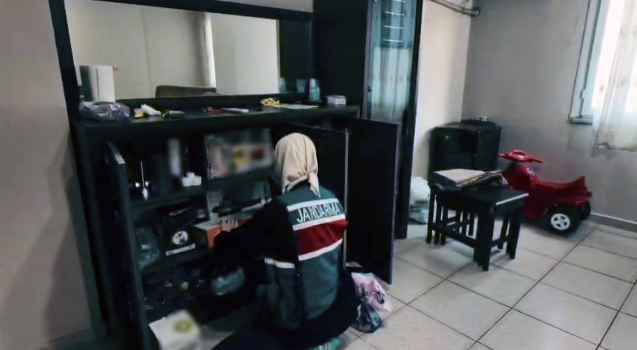OSMANİYE’DE TERÖR ÖRGÜTÜ DEAŞ’A YÖNELİK DÜZENLENEN OPERASYONDA GÖZALTINA ALINAN SURİYE UYRUKLU ŞÜPHELİ TUTUKLANDI.