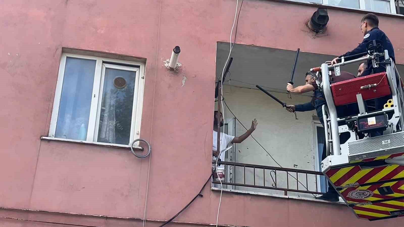 BURSA'DA PSİKOLOJİK RAHATSIZLIĞI OLAN VE MAHKEME KARARIYLA HASTANEYE YATIŞI OLAN GENÇ, EVİNİN ÖNÜNDE POLİS EKİPLERİNİ GÖRÜNCE ELİNE BIÇAK ALARAK KENDİNİ EVE KİLİTLEDİ. 2 SAAT DİRENEN GENÇ, POLİS EKİPLERİNİN İTFAİYE YARDIMIYLA BALKONA ÇIKMASI SONUCU TESLİM OLDU. ELİNDEKİ BIÇAKLA BERABER KARŞISINDA PO