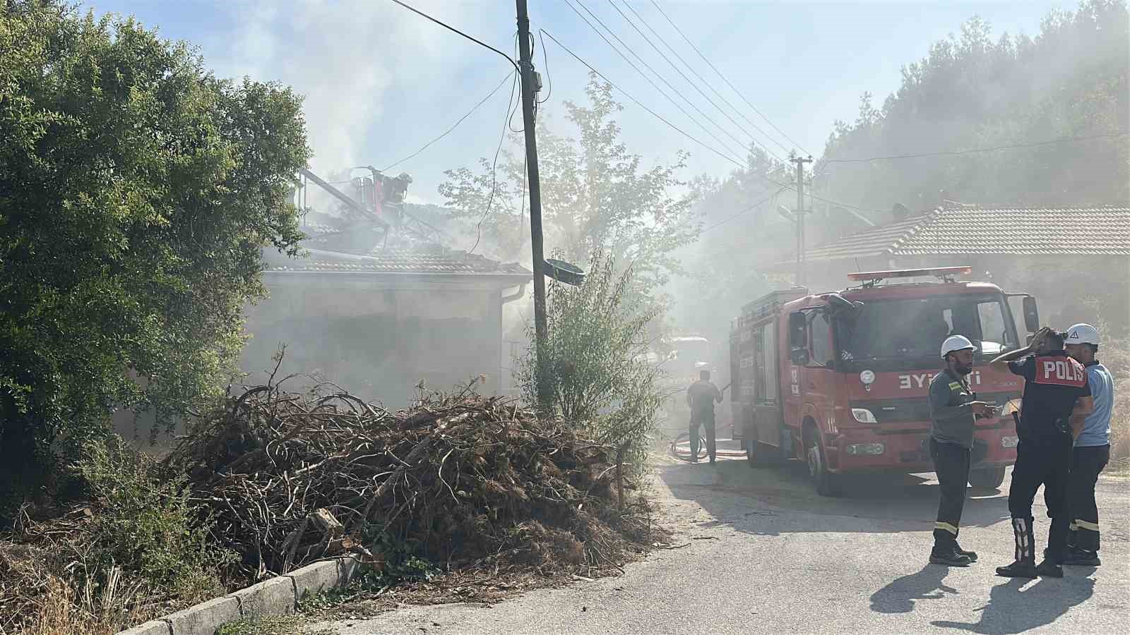 BURDUR’DA BİR İKAMETTE ÇIKAN YANGIN, MAHALLEDE PANİĞE NEDEN OLURKEN İKAMETTEN YÜKSELEN DUMANLAR ÜZERİNE OLAY YERİNE GELEN İTFAİYE EKİPLERİ, ALEVLERE MÜDAHALE EDEREK YANGINI SÖNDÜRDÜ.