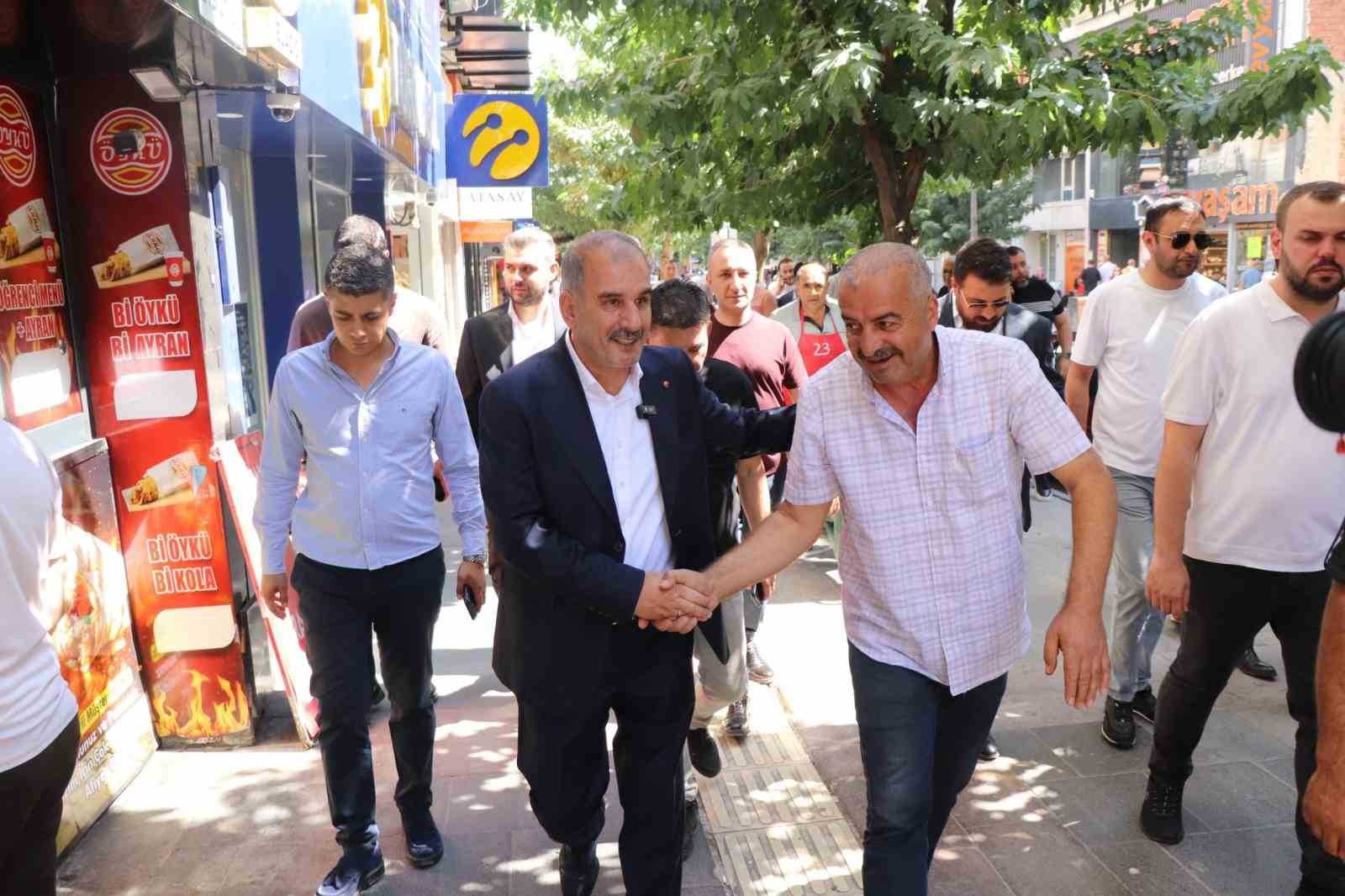 ELAZIĞ TİCARET VE SANAYİ ODASI BAŞKANI İDRİS ALAN, 3 EKİM’DE GERÇEKLEŞTİRİLECEK ELAZIĞ TSO SEÇİMLERİ KAPSAMINDA SAHA ÇALIŞMALARINI SÜRDÜRÜYOR. BAŞKAN ALAN VE YOL ARKADAŞLARI, GAZİ CADDESİ’NDE FAALİYET GÖSTEREN ESNAF VE ODA ÜYELERİNİ ZİYARET EDEREK TALEP, ÖNERİ VE BEKLENTİLERİNİ DİNLEDİ.