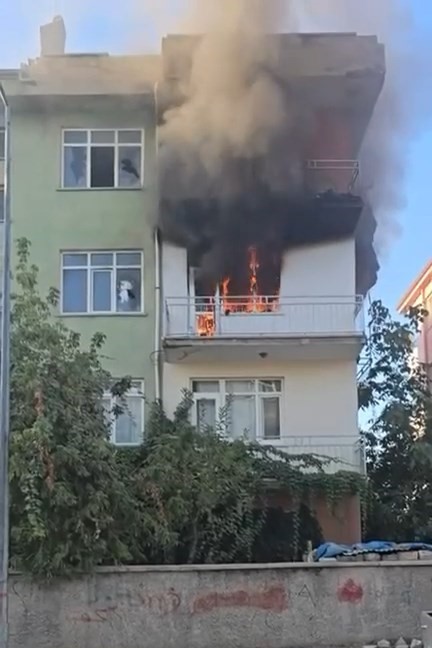 ELAZIĞ’DA BİR BİNANIN 3’ÜNCÜ KATINDA ÇIKAN YANGIN, İTFAİYE EKİPLERİ TARAFINDAN SÖNDÜRÜLDÜ