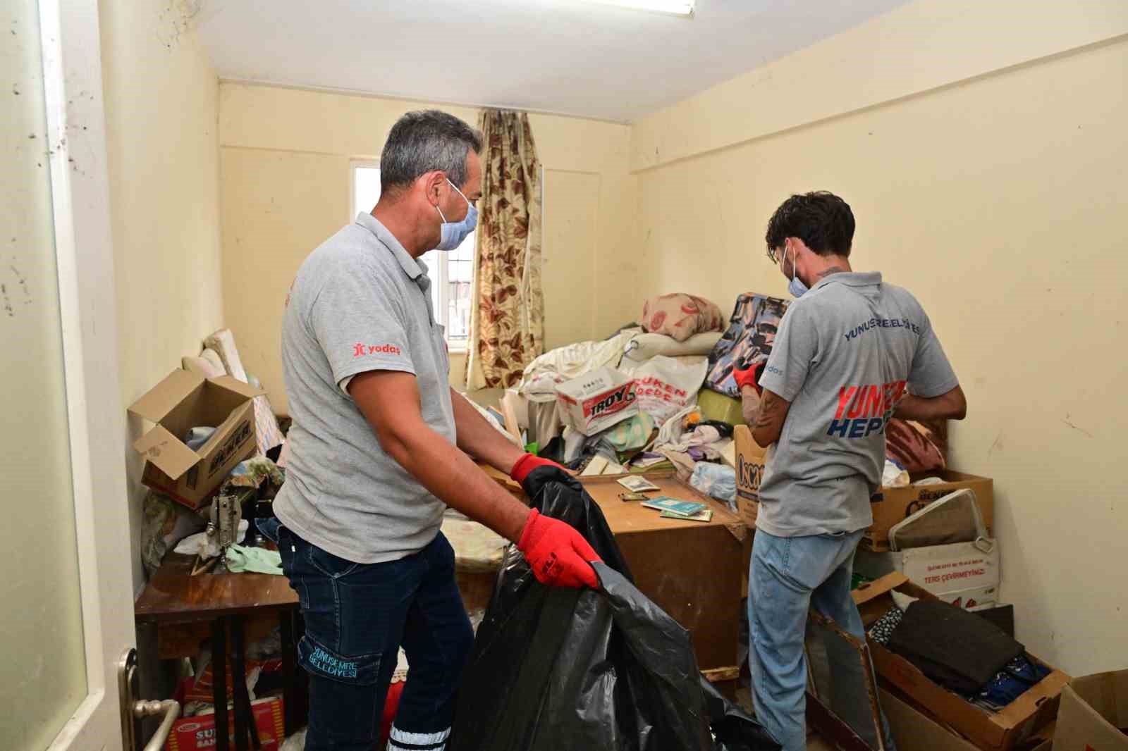 MANİSA’NIN YUNUSEMRE İLÇESİNE BAĞLI BARBAROS MAHALLESİ’NDE BİR APARTMANIN ZEMİN KATINDA UZUN SÜREDİR BİRİKTİRİLEN ATIKLAR, APARTMAN SAKİNLERİNİN BAŞVURUSU ÜZERİNE MANİSA BÜYÜKŞEHİR BELEDİYESİ VE YUNUSEMRE BELEDİYESİ EKİPLERİNİN KOORDİNELİ ÇALIŞMASIYLA TAHLİYE EDİLDİ.