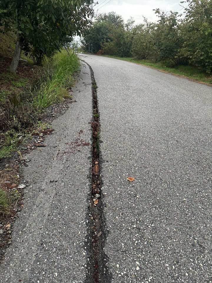 ZONGULDAK (İHA) - ZONGULDAK’IN ALAPLI İLÇESİNE BAĞLI SOFULLU KÖYÜNDE, FİBER İNTERNET ALTYAPISI ÇALIŞMALARI KAPSAMINDA KAZILAN YOLUN KAPATILMADAN BIRAKILDIĞI İDDİA EDİLDİ.
