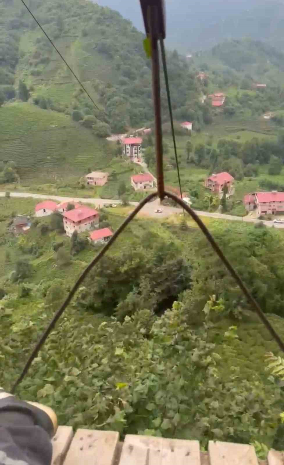 RİZE'NİN ÇAYELİ İLÇESİNDE BİR ÇAY ÜRETİCİSİ, SARP ARAZİDEKİ BAHÇESİNE ULAŞMAK İÇİN BİNDİĞİ İLKEL YÜK TELEFERİĞİNDEKİ TEHLİKELİ YOLCULUĞUNU "ULUDAĞ'DAKİNDEN DAHA HEYECANLI" DİYEREK KAYDA ALDI