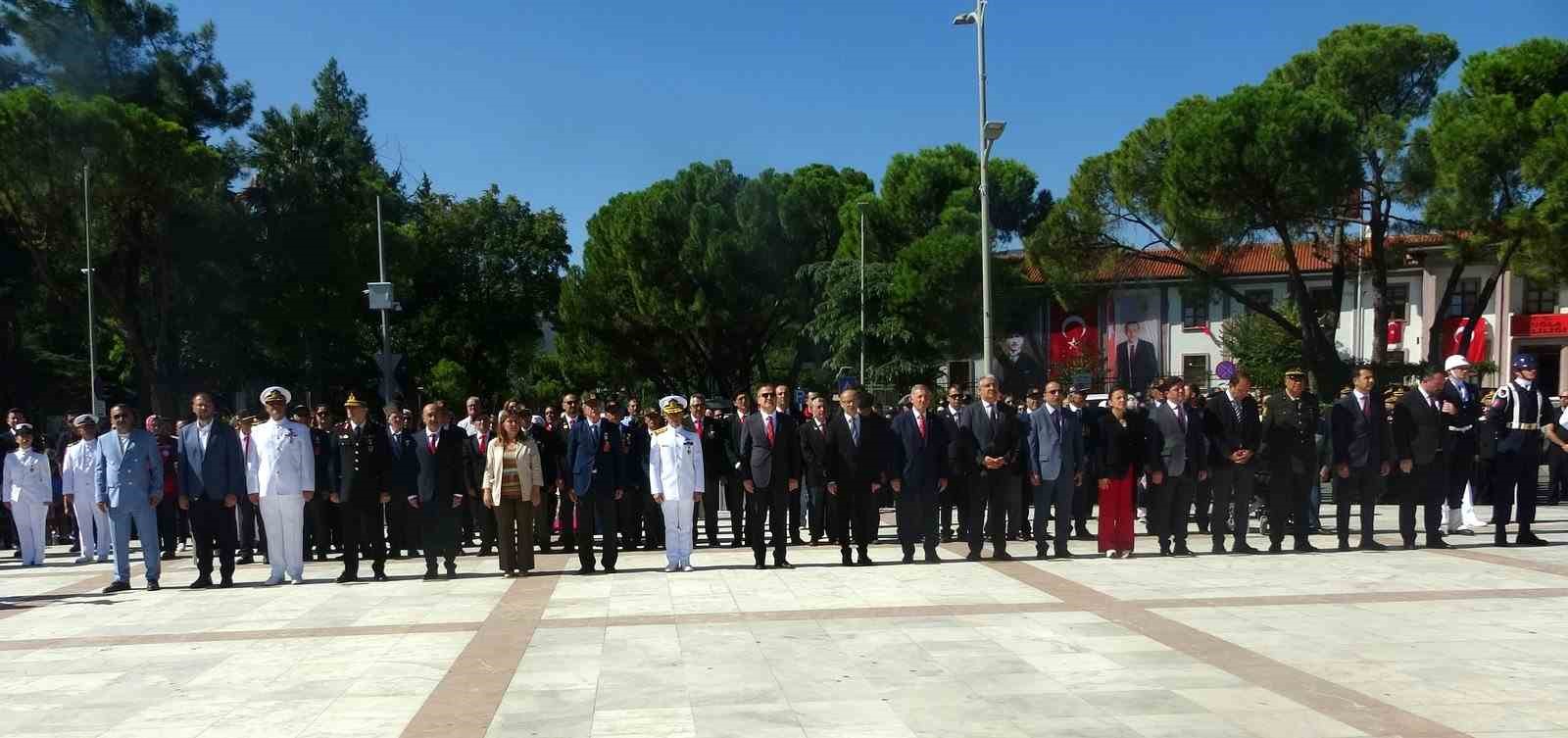 MUĞLA CUMHURİYET MEYDANI'NDA 19 EYLÜL GAZİLER GÜNÜ DOLAYISIYLA ÇELENK SUNMA TÖRENİ DÜZENLENDİ.