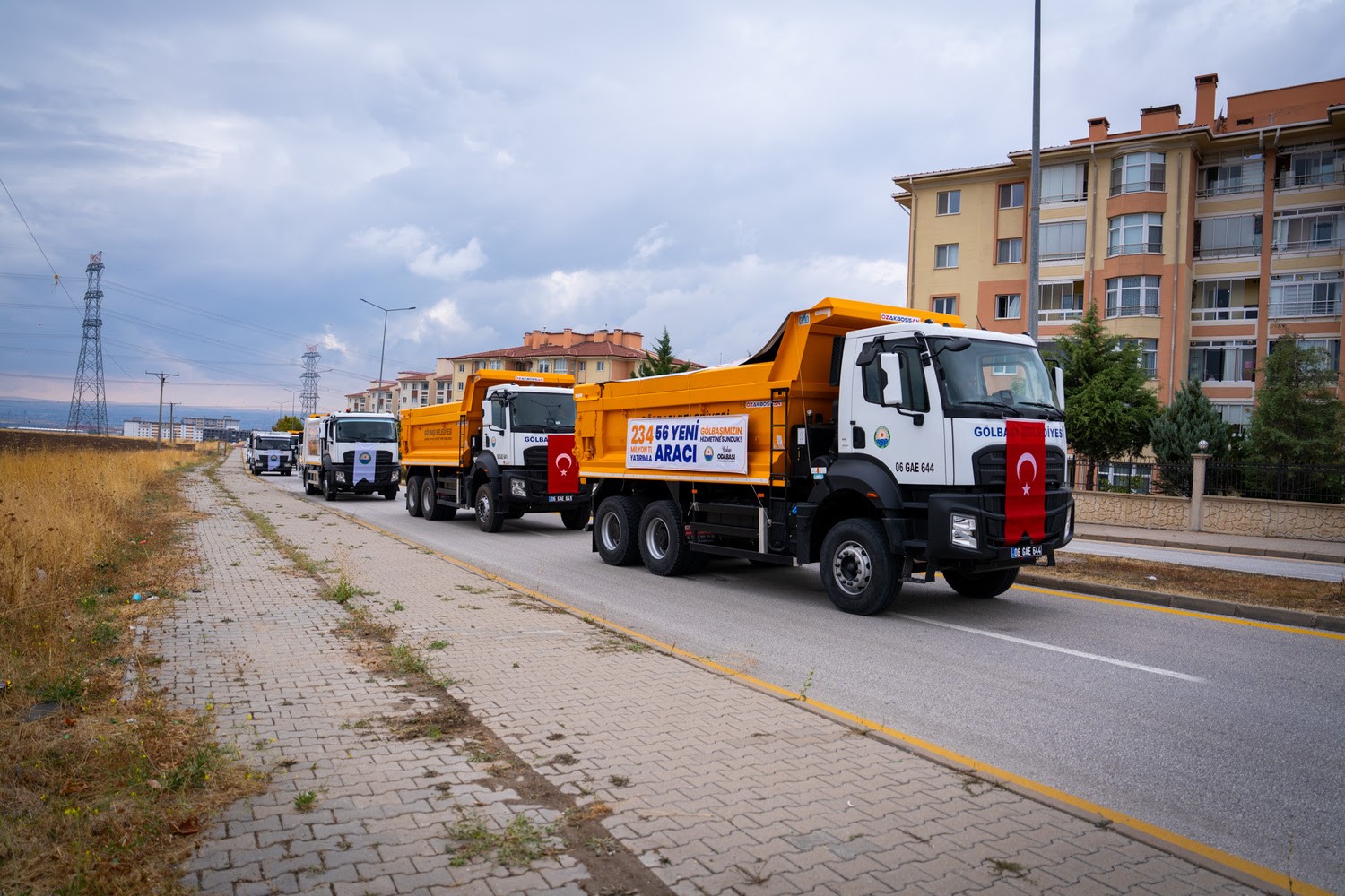 GÖLBAŞI BELEDİYESİ, İLÇEYE YÖNELİK HİZMETLERİN DAHA HIZLI, ETKİN VE KESİNTİSİZ YÜRÜTÜLMESİ AMACIYLA ARAÇ FİLOSUNU GÜÇLENDİRDİ. BELEDİYE ÖZ KAYNAKLARINDAN 234 MİLYON LİRA NAKİT YATIRIM YAPILARAK, BORÇLANMAYA GİDİLMEDEN 56 YENİ ARAÇ GÖLBAŞI BELEDİYESİ BÜNYESİNE KAZANDIRILDI.