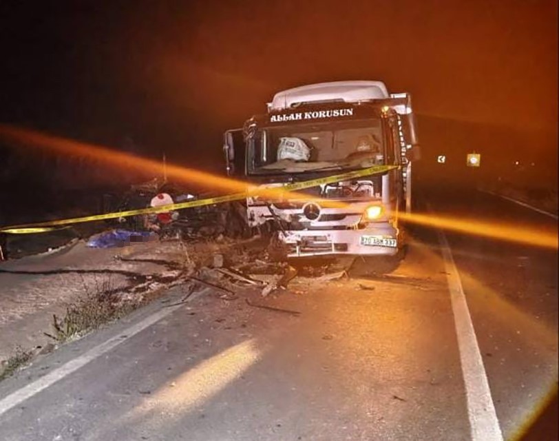 KONYA'NIN YALIHÜYÜK İLÇESİNDE, MEYDANA GELEN TRAFİK KAZASINDA OTOMOBİL İLE KAMYON KAFA KAFAYA ÇARPIŞTI. KAZADA 16 YAŞINDAKİ GENÇ HAYATINI KAYBEDERKEN, OTOMOBİL SÜRÜCÜSÜ AĞIR YARALANDI.