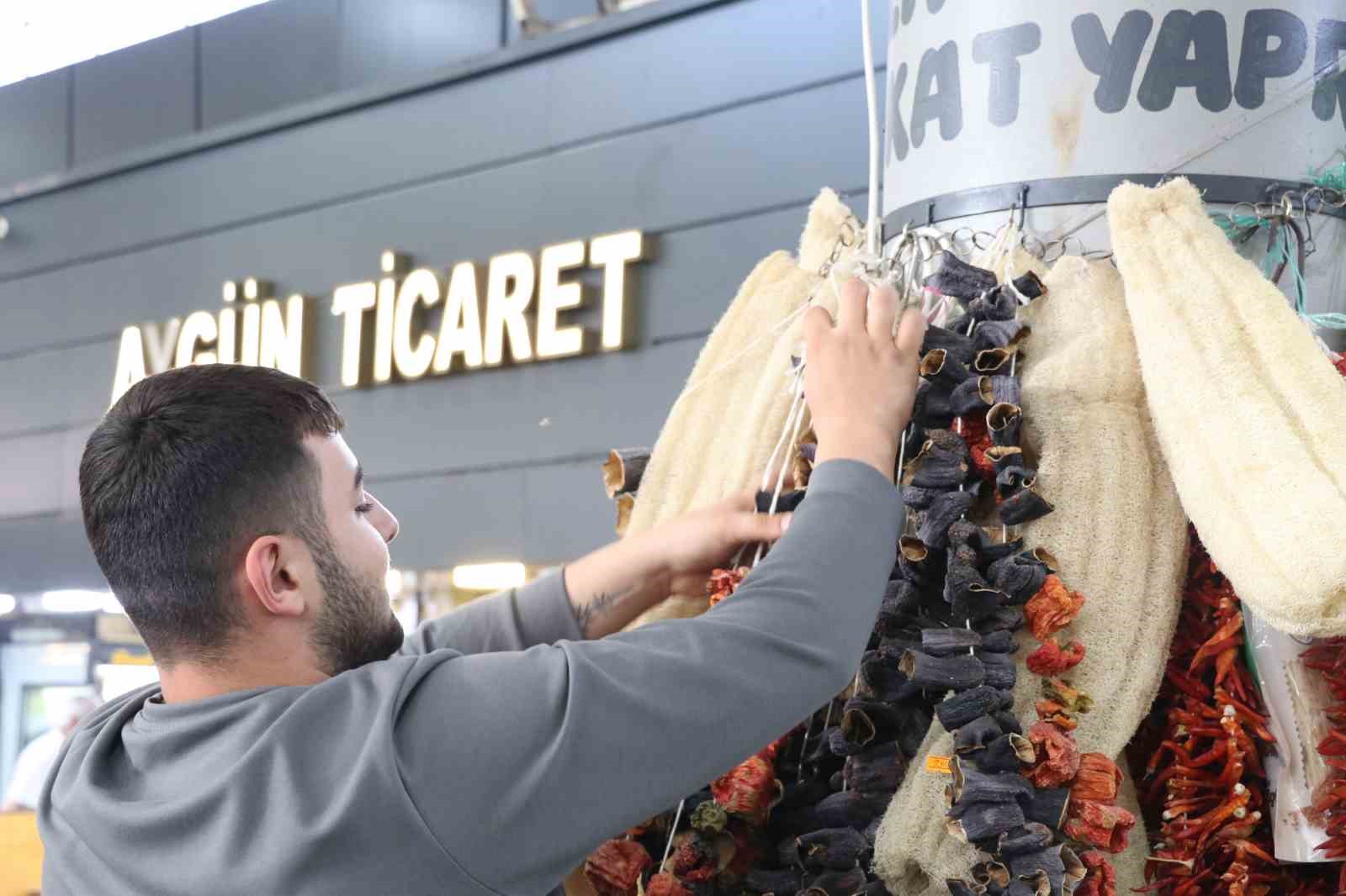 SİVAS’TA KIŞLIK HAZIRLIK YAPAN VATANDAŞLARIN KURUTMALIK BİBER VE PATLICANDA HAZIR ÜRÜNLERİ TERCİH ETMESİ, PAZARDAKİ ALIŞKANLIKLARI DEĞİŞTİRDİ.
