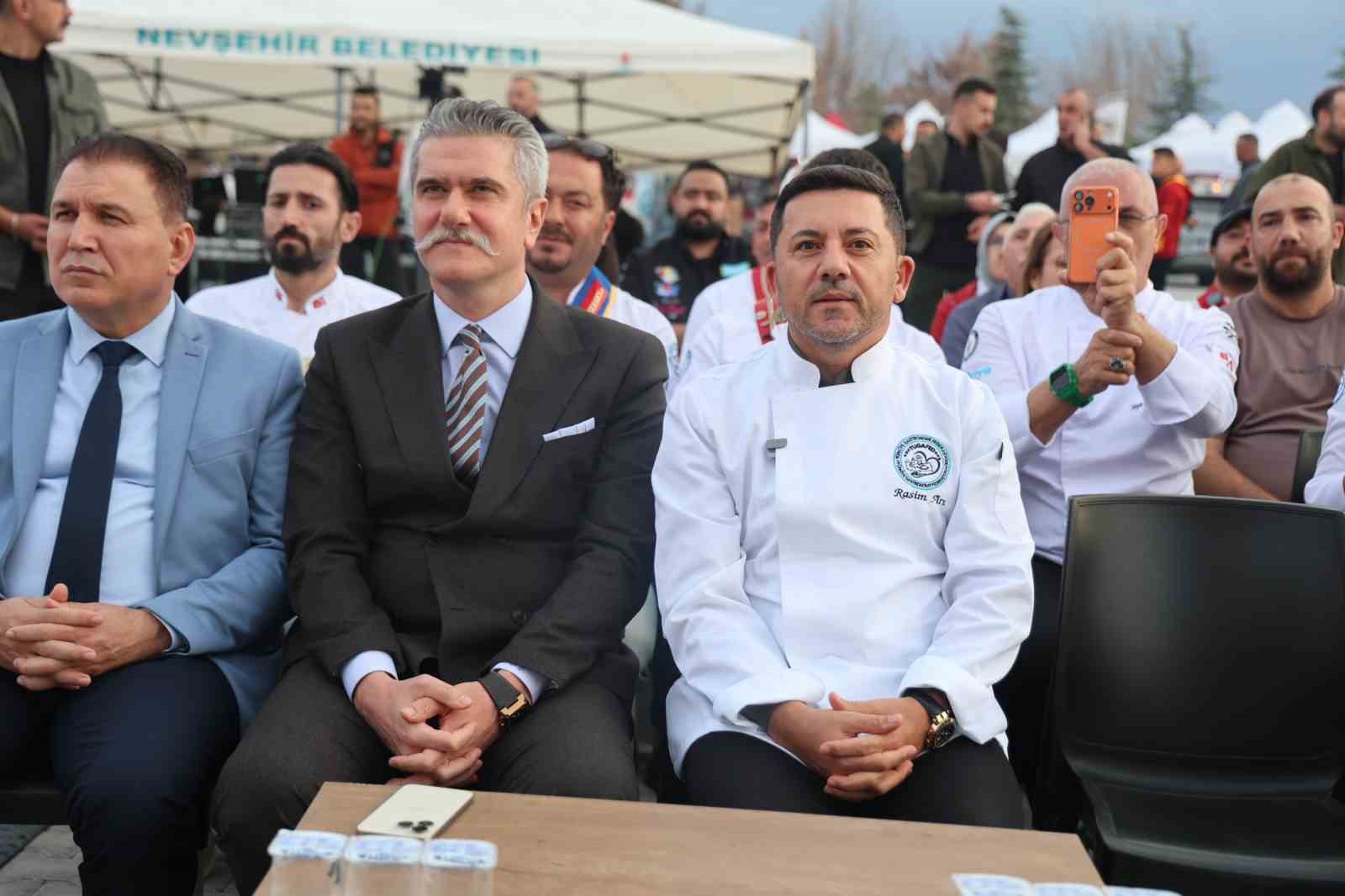 NEVŞEHİR’DE YÖRESEL ÜRÜN VE LEZZETLERİN TANITILMASI AMACIYLA DÜZENLENEN NEVŞEHİR GASTRONOMİ FESTİVALİ BAŞLADI. NEVŞEHİR BELEDİYESİ İLE TÜRKİYE GASTRONOMİ FEDERASYONU (TUGAFED) İŞ BİRLİĞİNDE CAPPA ARENA’DA DÜZENLENEN FESTİVAL, BANDO EŞLİĞİNDE GERÇEKLEŞTİRİLEN KORTEJ YÜRÜYÜŞÜYLE BAŞLADI