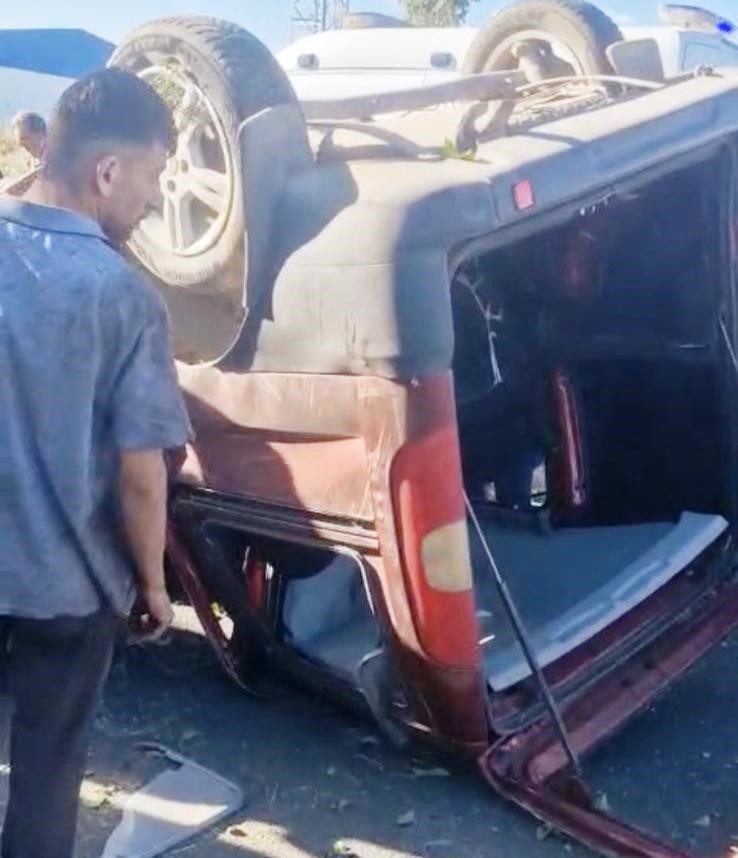 ERZURUM’UN AZİZİYE İLÇESİNDE MEYDANA GELEN TRAFİK KAZASINDA, SÜRÜCÜSÜNÜN KONTROLÜNDEN ÇIKAN ARAÇ TAKLA ATARAK ORTA REFÜJDE BULUNAN AĞACA ÇARPTI VE KARŞI ŞERİDE GEÇTİ.