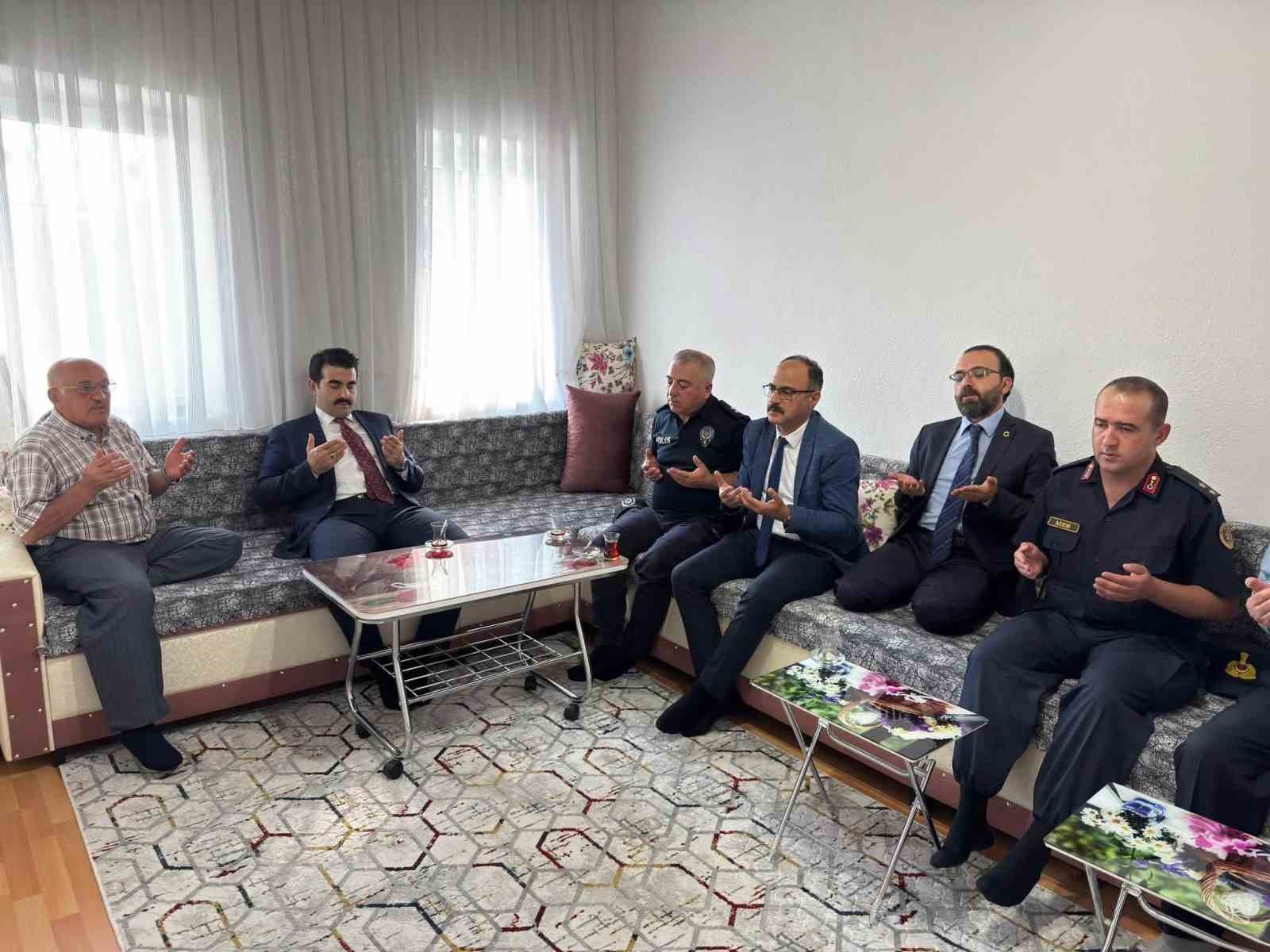 TOMARZA KAYMAKAMI SELİM ESER; 19 EYLÜL GAZİLER GÜNÜ DOLAYISIYLA İLÇEDE İKAMET EDEN GAZİLERİ HANELERİNDE ZİYARET ETTİ.