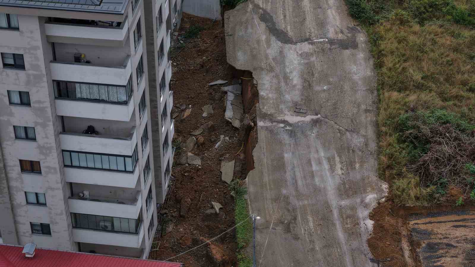 TRABZON’DA ETKİLİ OLAN SAĞANAK YAĞIŞ NEDENİYLE CADDE VE SOKAKLAR GÖLE DÖNERKEN, BAZI İŞ YERLERİNİ SU BASTI, BİR BİNANIN İSTİNAT DUVARI ÇÖKTÜ.