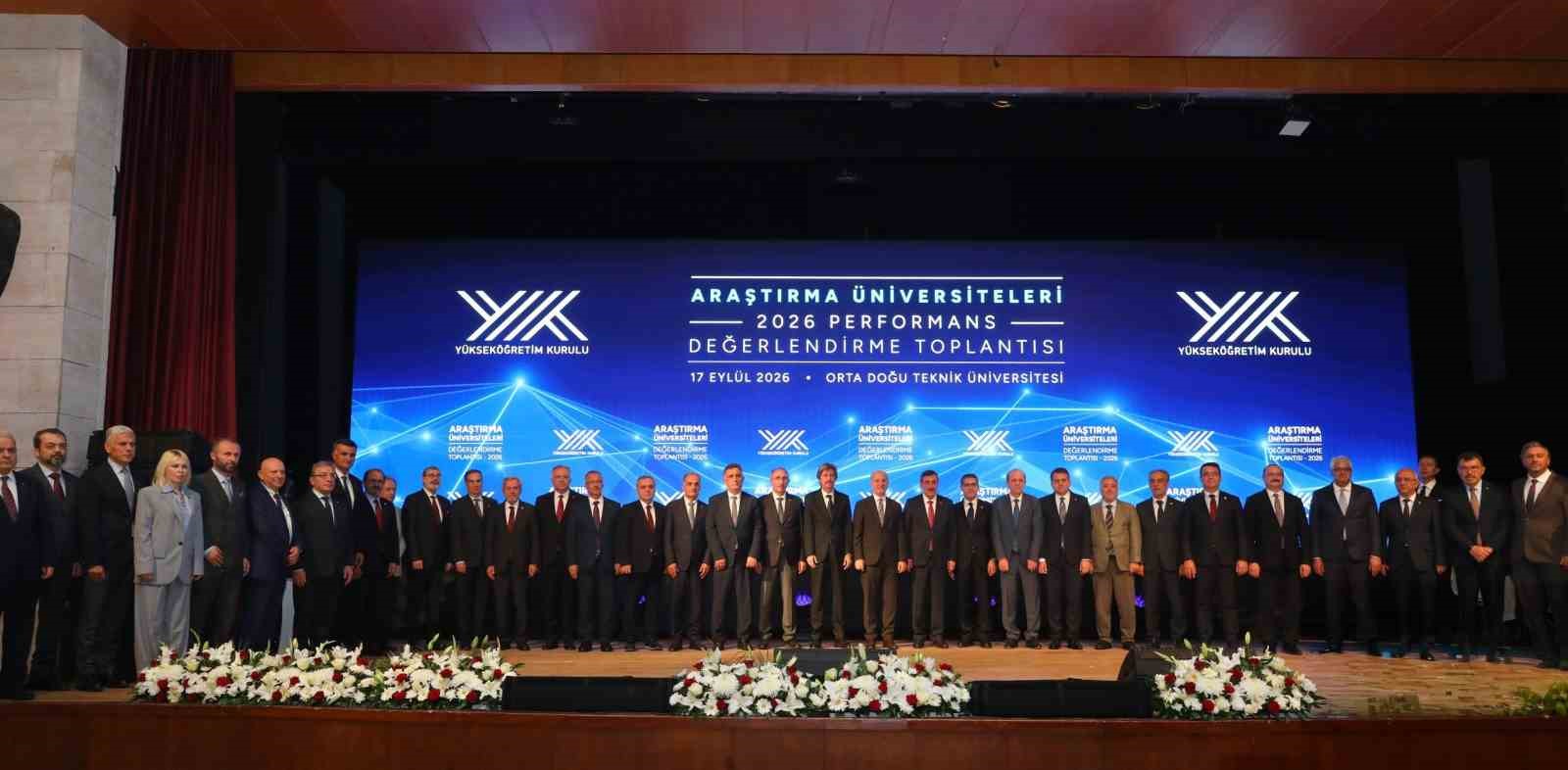 ARAŞTIRMA VE YENİLİKÇİLİK ALANINDAKİ YÜKSELİŞİNİ SÜRDÜREN ATATÜRK ÜNİVERSİTESİ, 2026 YILI PERFORMANS DEĞERLENDİRMESİNDE BİR ÖNCEKİ YILA GÖRE ÜÇ BASAMAK BİRDEN YÜKSELEREK ARAŞTIRMA ÜNİVERSİTELERİ ARASINDA 13. SIRAYA YERLEŞTİ. ÜNİVERSİTE, ANKARA VE İSTANBUL DIŞINDAKİ ÜNİVERSİTELER ARASINDA İSE EN ÜST