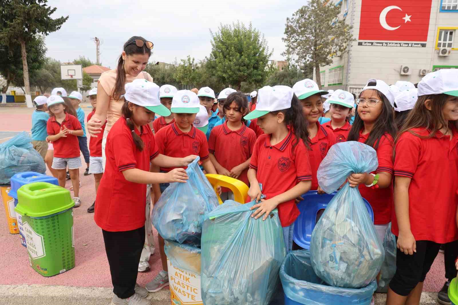 ADANA'NIN KOZAN İLÇESİNDE HALİT DAĞLI İLKOKULU ÖĞRENCİLERİ, "EĞİTİM KENTİ ADANA'DA SIFIR ATIK VE ÇEVRE FARKINDALIĞI" PROJESİ ÇERÇEVESİNDE OKUL ÇEVRESİNDEKİ CADDE VE SOKAKLARDA ÇÖP TOPLADI. MİNİK ÖĞRENCİLER, TOPLADIKLARI CAM, PLASTİK VE KÂĞIT ATIKLARI GERİ DÖNÜŞÜM İÇİN AYRIŞTIRIRKEN, VATANDAŞLARA "DO