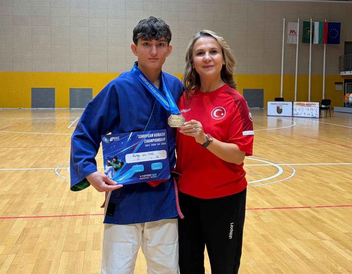 DÜZCELİ SPORCULAR RUTKAY ÇİL, AYŞE ECRİN TAYAR VE EFTAL ÇETİNKAYA, KURAŞ AVRUPA ŞAMPİYONASI’NDA KENDİ KATEGORİLERİNDE AVRUPA ŞAMPİYONU OLARAK ÖNEMLİ BİR BAŞARIYA İMZA ATTI.