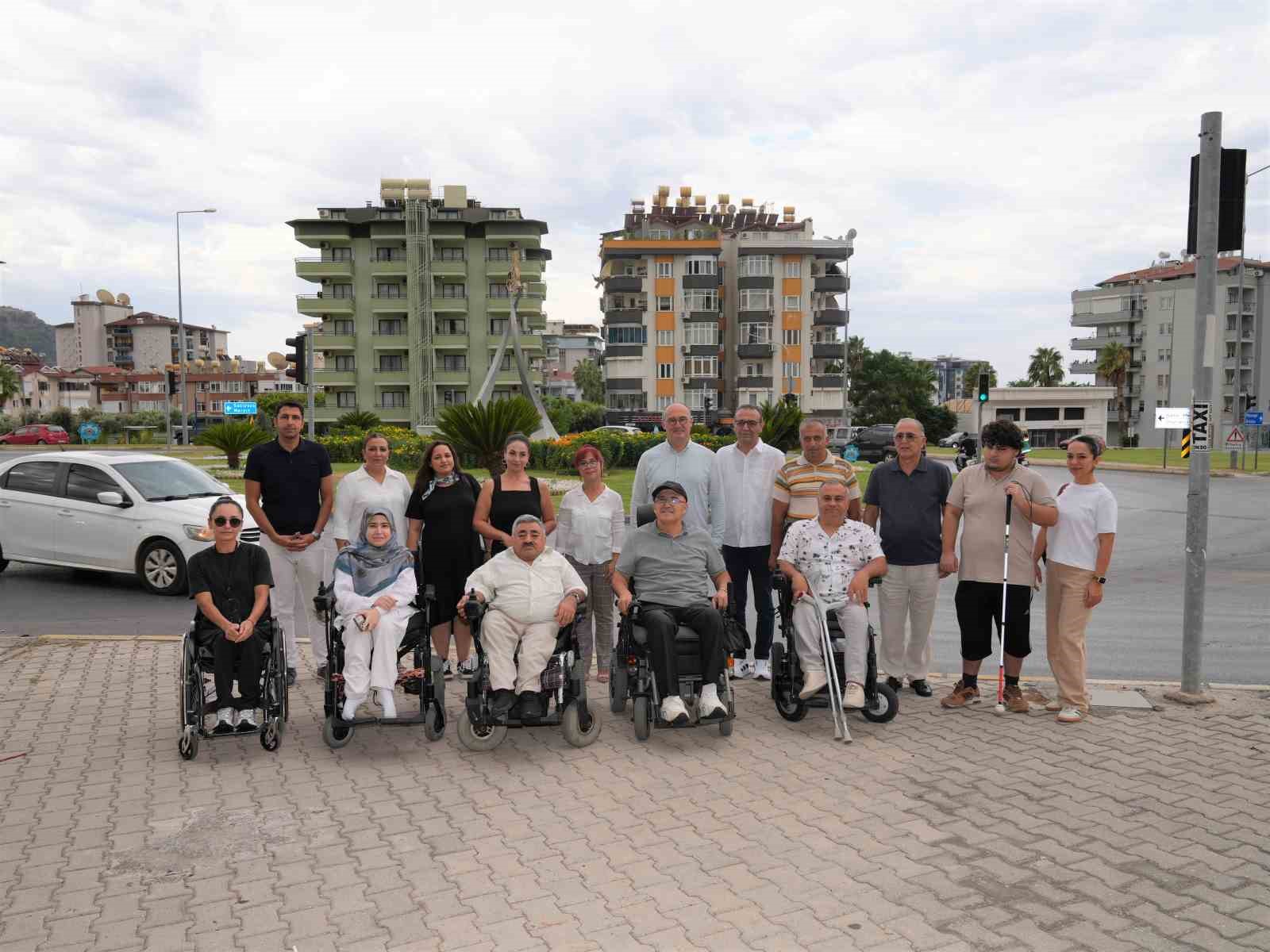 ALANYA BELEDİYESİ, KENT GENELİNDE YAYA ULAŞIMINI GÜÇLENDİRMEK VE FİZİKSEL ÇEVREDEKİ ENGELLERİ ORTADAN KALDIRMAK AMACIYLA YÜRÜTTÜĞÜ SAHA ÇALIŞMALARINA DEVAM EDİYOR. BELEDİYE BÜNYESİNDE YENİ KURULAN ULAŞILABİLİRLİK ÇÖZÜM EKİBİ, ALANYA ÇEVREYOLU’NUN KUZEY TARAFINDAKİ KALDIRIM GÜZERGÂHINDA TESPİT EDİLEN