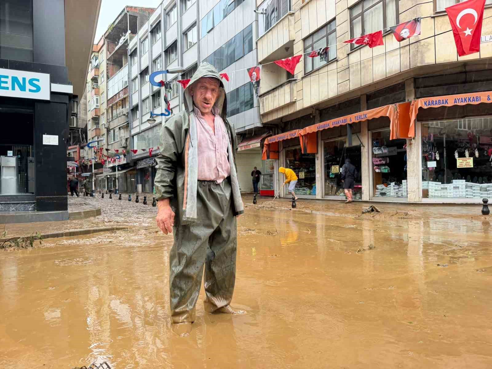 PAZAR İLÇE MERKEZİNDE SULAR YAVAŞ YAVAŞ ÇEKİLMEYE BAŞLARKEN, SULARIN ÇEKİLDİĞİ İŞ YERLERİNDE İSE TEMİZLİK ÇALIŞMALARI BAŞLADI. VATANDAŞLARIN MİLYONLARCA LİRA ZARARA UĞRADIĞI ÖĞRENİLİRKEN, İLÇE MERKEZLERİNDEKİ TEMİZLİK ÇALIŞMASI İSE SÜRÜYOR.