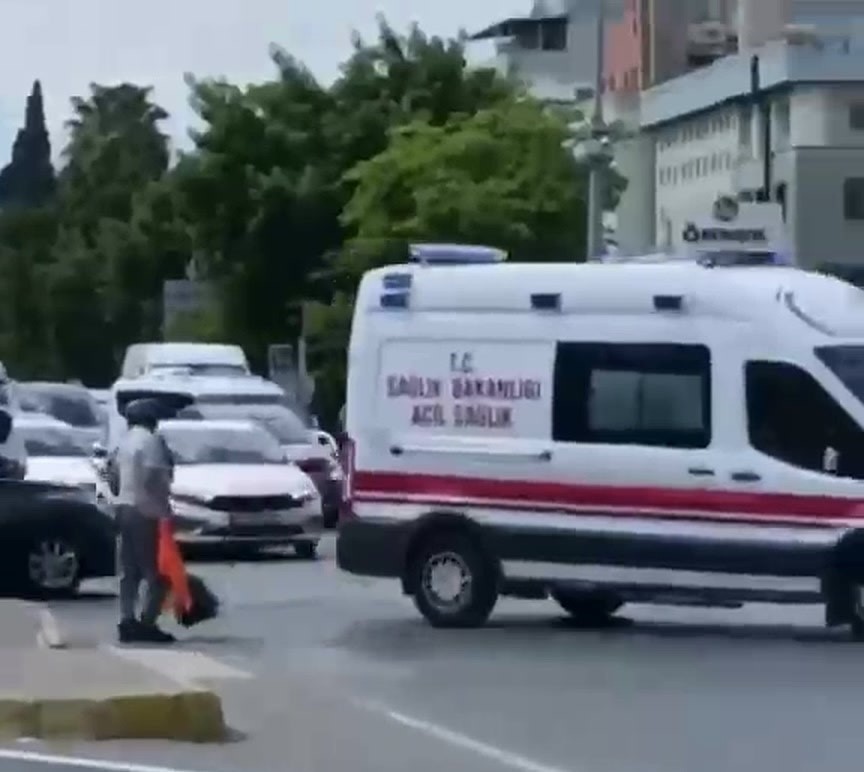 ANTALYA’DA MOTOSİKLET KAZASININ ARDINDAN OLUŞAN YOĞUNLUKTA AMBULANSIN İLERLEMEKTE GÜÇLÜK ÇEKTİĞİNİ GÖREN TEMİZLİK İŞÇİSİ HÜSEYİN YAYLA, ÜZERİNDEKİ REFLEKTÖRLÜ YELEĞİ ÇIKARIP SALLAYARAK SÜRÜCÜLERİ YÖNLENDİRDİ.