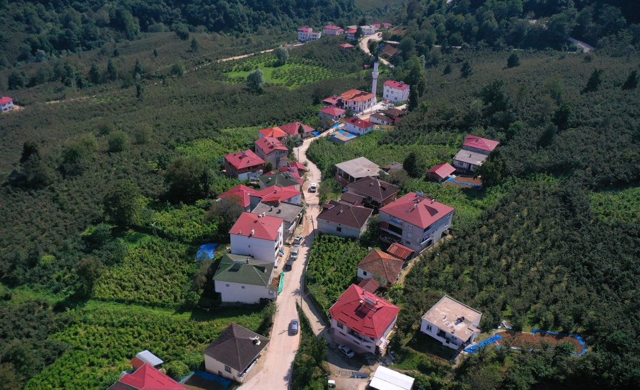 BÜYÜKŞEHİR BELEDİYESİ EKİPLERİ TARAFINDAN YOĞUN YAPILAŞMANIN BULUNDUĞU GÜZERGAHTA GERÇEKLEŞTİRİLEN ÇALIŞMA İLE VATANDAŞLARIN YILLARDIR YAŞADIĞI TOZ VE ÇAMUR KAYNAKLI ULAŞIM SORUNLARININ GİDERİLMESİ HEDEFLENDİ.