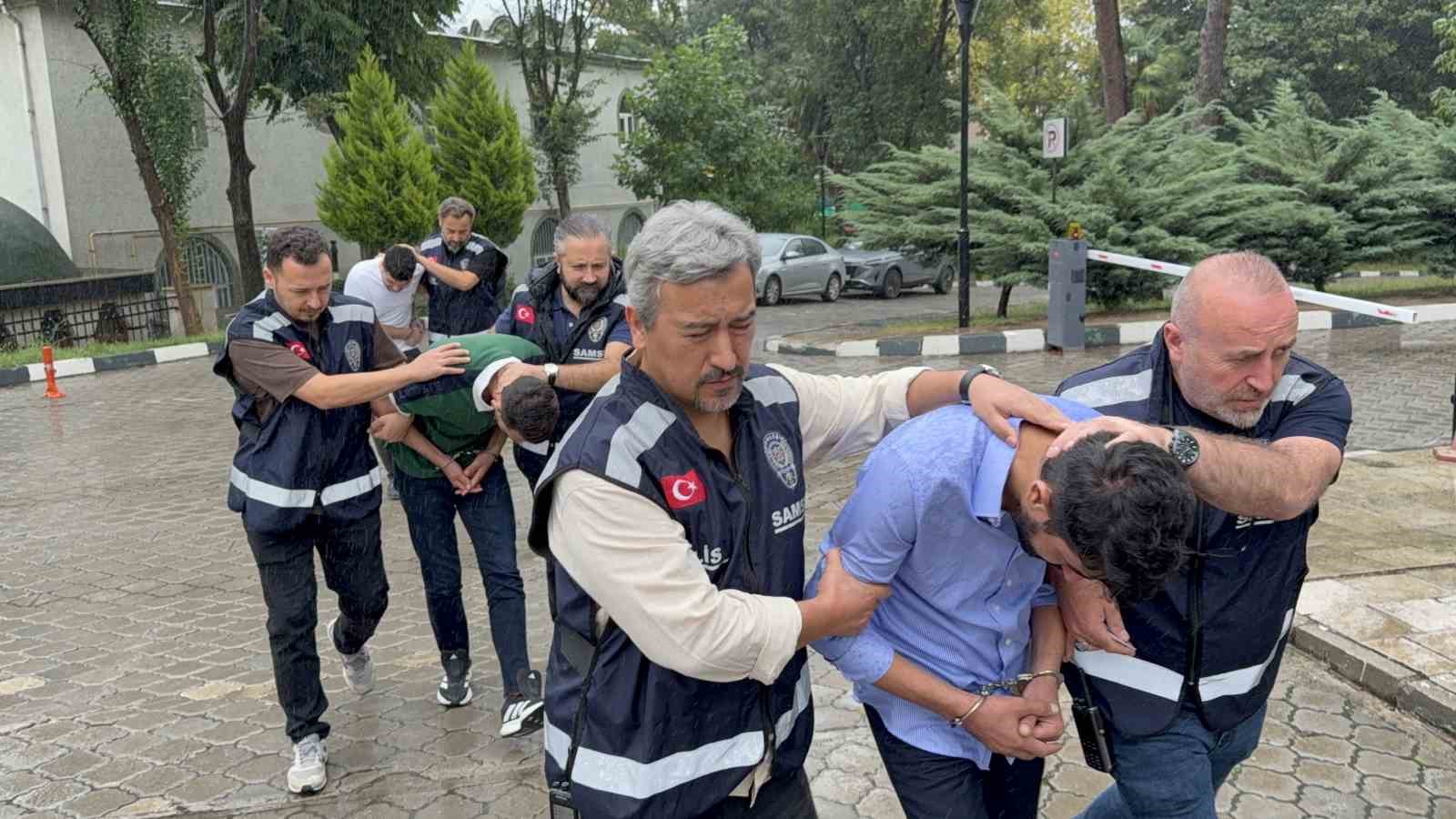 SAMSUN'DA POLİS EKİPLERİNİN AĞLARKEN FARK ETTİĞİ BİR KADININ DOLANDIRILDIĞINI ANLATMASI ÜZERİNE BAŞLATILAN SORUŞTURMA, ŞANLIURFA'DAKİ BAĞ EVİNE UZANAN OPERASYONLA YALALANAN 3 KİŞİ SAMSUN ADLİYESİNE SEVK EDİLİP ÇIKARILDIKLARI MAHKEMECE TUTUKLANDILAR.