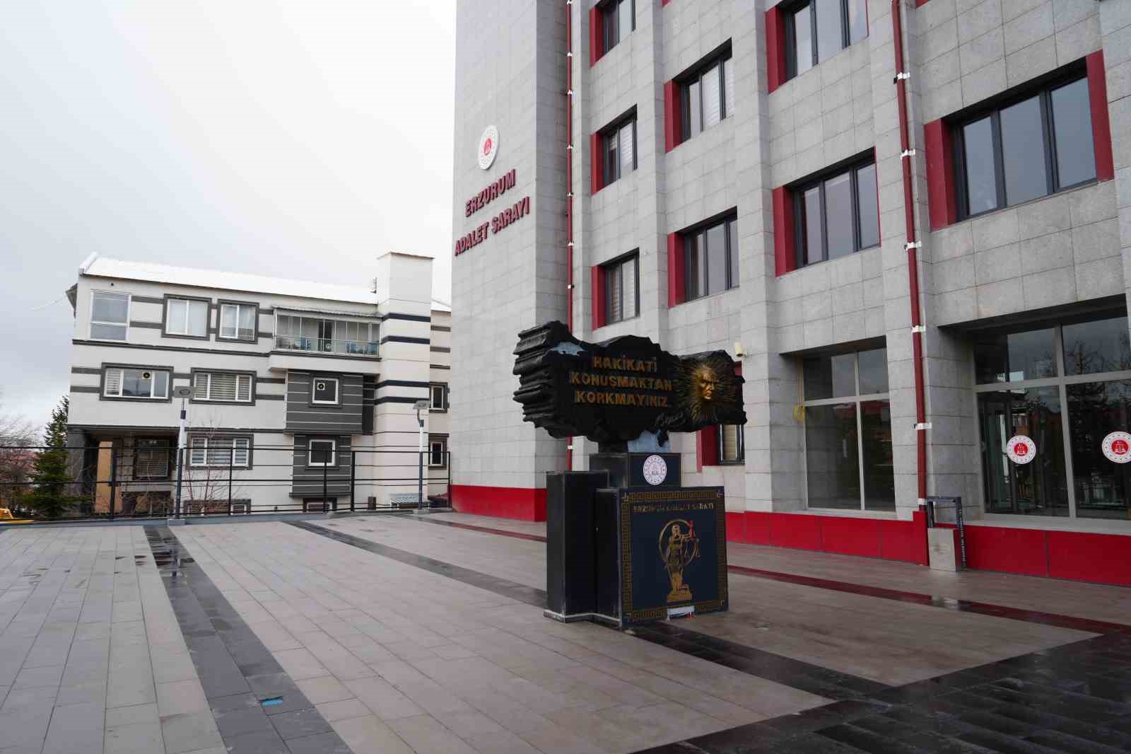 ERZURUM CUMHURİYET BAŞSAVCILIĞI, PALANDÖKEN KAYMAKAMI VE KORUMA POLİSİ İLE İLGİLİ YÜRÜTÜLEN SORUŞTURMA KAPSAMINDA, OLAYIN DİĞER TARAFINDA YER ALAN KİŞİLER HAKKINDA ÇOK YÖNLÜ SORUŞTURMA İŞLEMLERİNE BAŞLANDIĞINI DUYURDU.
