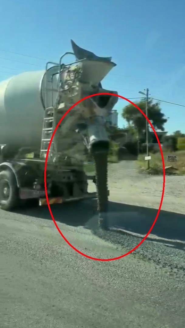 YOLA BETON DÖKEREK İLERLEYEN MİKSERİN O ANLARI CEP TELEFONU KAMERASINA YANSIDI.