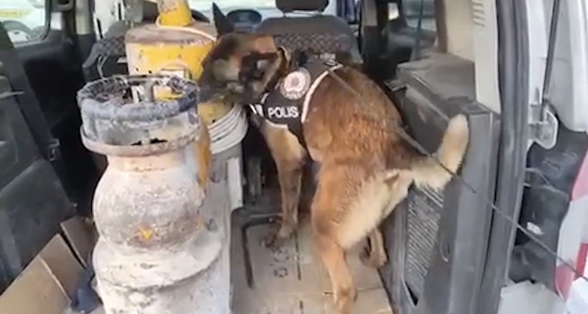 ELAZIĞ’DA NARKOTİK KÖPEĞİ İLE BİR ARAÇTA YAPILAN ARAMALARDA, BAGAJ KISMINDA BULUNAN İŞ MAKİNASI İÇERİSİNE ZULALANMIŞ VAZİYETTE 1 KİLO 850 GRAM ESRAR MADDESİ ELE GEÇİRİLİRKEN 1 ŞÜPHELİ TUTUKLANDI.