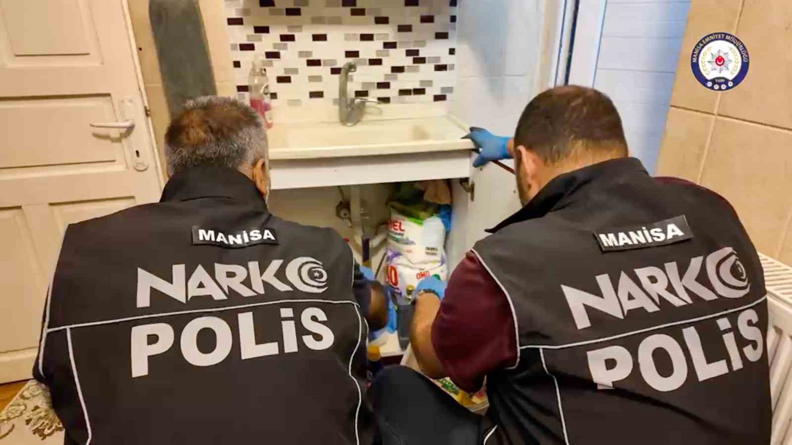 MANİSA'DA POLİS EKİPLERİNCE SOKAK SATICILARINA YÖNELİK ÖZEL HAREKAT DESTEKLİ DÜZENLENEN EŞ ZAMANLI UYUŞTURUCU OPERASYONUNDA GÖZALTINA ALINAN 23 ŞÜPHELİDEN 20'Sİ TUTUKLANARAK CEZAEVİNE GÖNDERİLDİ.