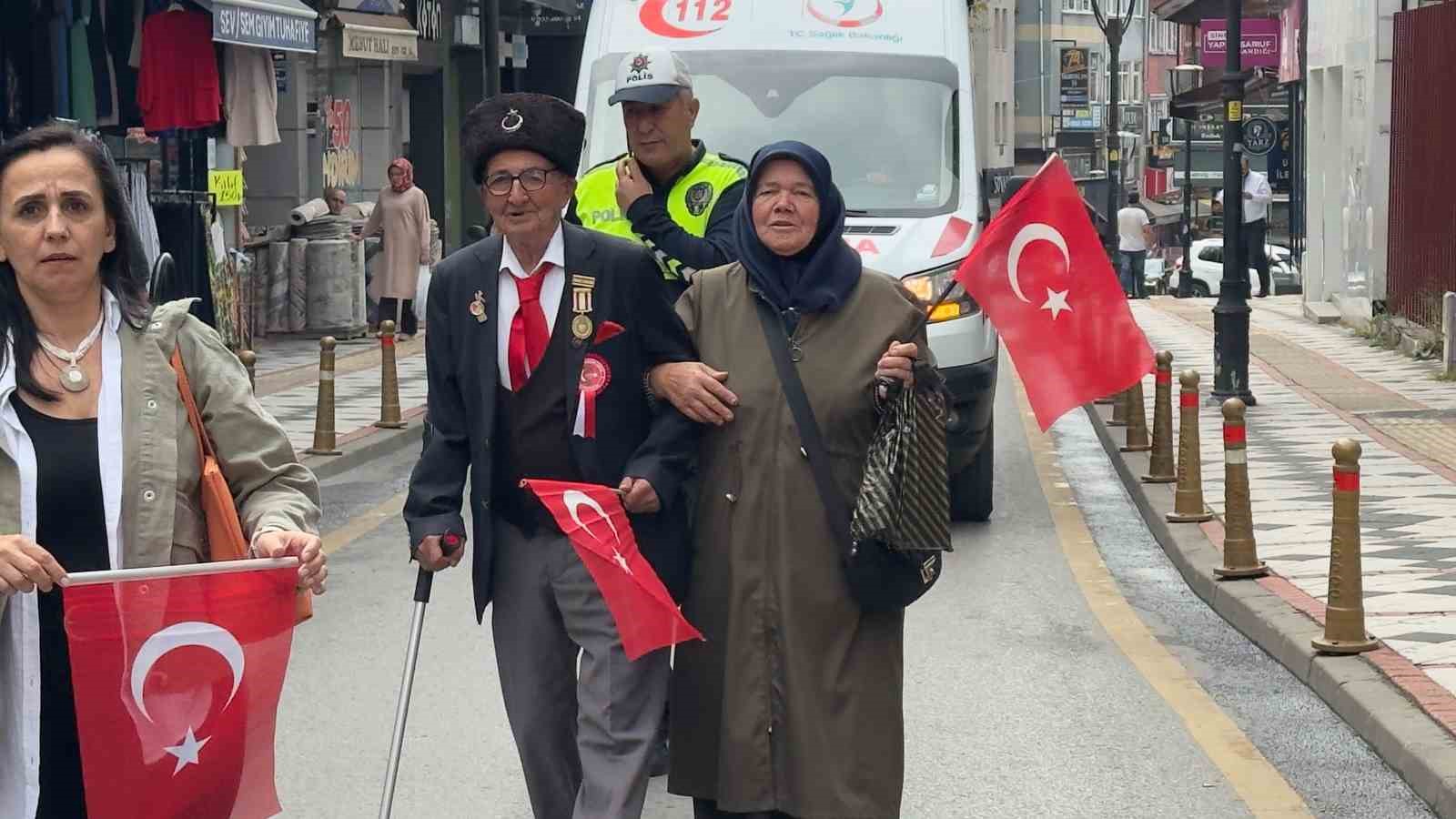 GAZİLER HAFTASI NEDENİYLE GERÇEKLEŞTİRİLEN PROGRAMDA, YÜRÜMEKTE ZORLANAN KIBRIS GAZİ MEHMET ŞENGÜN, POLİS VE SAĞLIK EKİPLERİNİN TEKLİFİ İLE BİNDİĞİ AMBULANSLA YÜRÜYÜŞÜ TAMAMLADI. POLİS VE SAĞLIK EKİPLERİNİN DAVRANIŞI TAKTİR TOPLARKEN, GAZİNİN TEKLİFE VERDİĞİ İLK TEPKİMER İSE DUYGULANDIRDI.