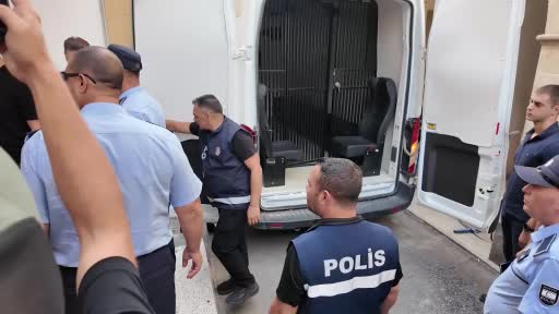 KKTC'nin Girne açıklarında 30 Ağustos'ta meydana gelen Filo Jet yolcu gemisi faciasına ilişkin soruşturmada, dördüncü kez Girne Kaza Mahkemesi'ne çıkarılan zanlıların 7 gün daha tutuklu kalmasına karar verildi. Polis, yardımcı kaptanın 17 Haziran tarihli WhatsApp yazışmalarında geminin sol kızağının