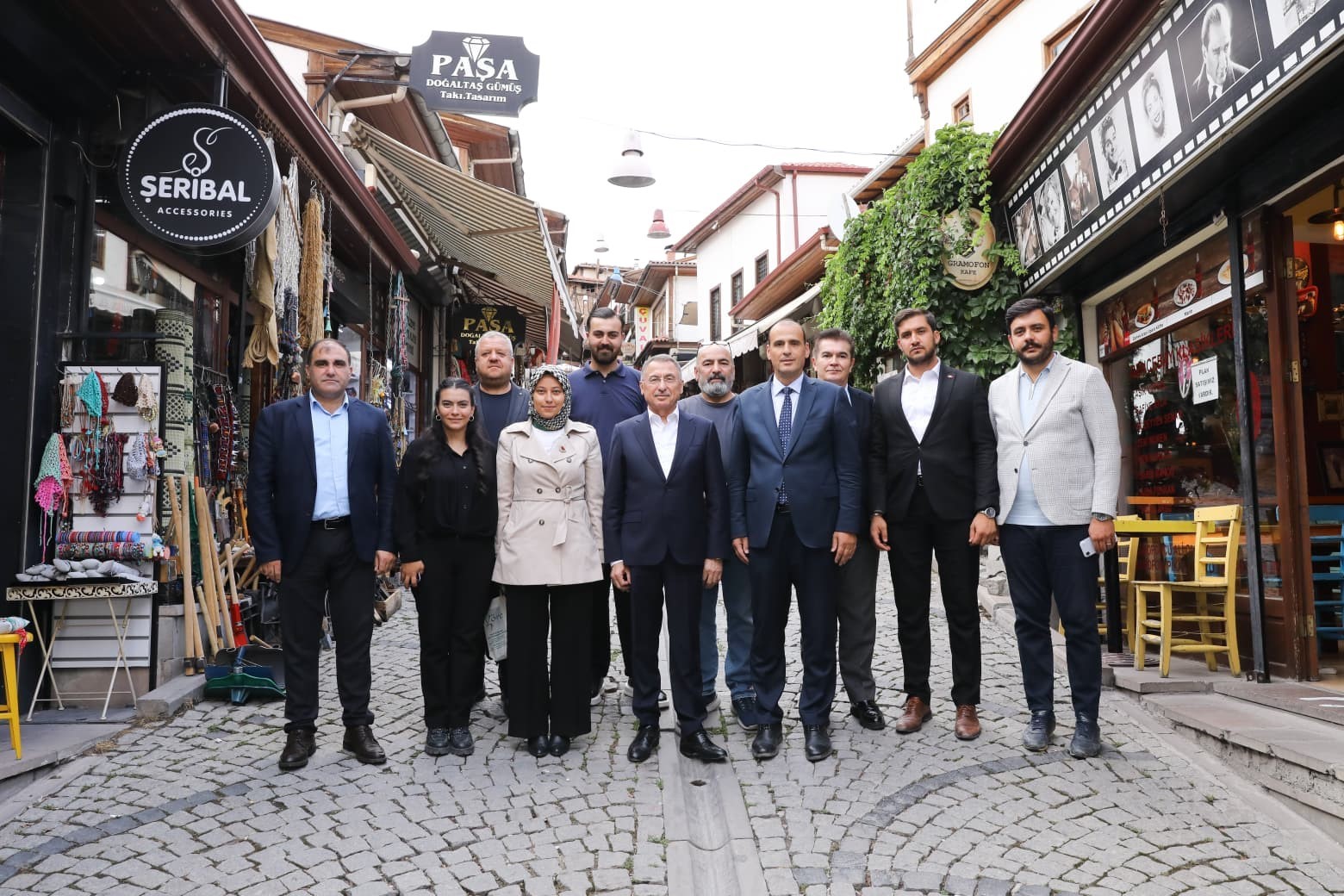 TBMM DIŞİŞLERİ KOMİSYONU BAŞKANI VE AK PARTİ ANKARA MİLLETVEKİLİ FUAT OKTAY, ULUS’TA VATANDAŞ VE ESNAFLA BİR ARAYA GELDİ.