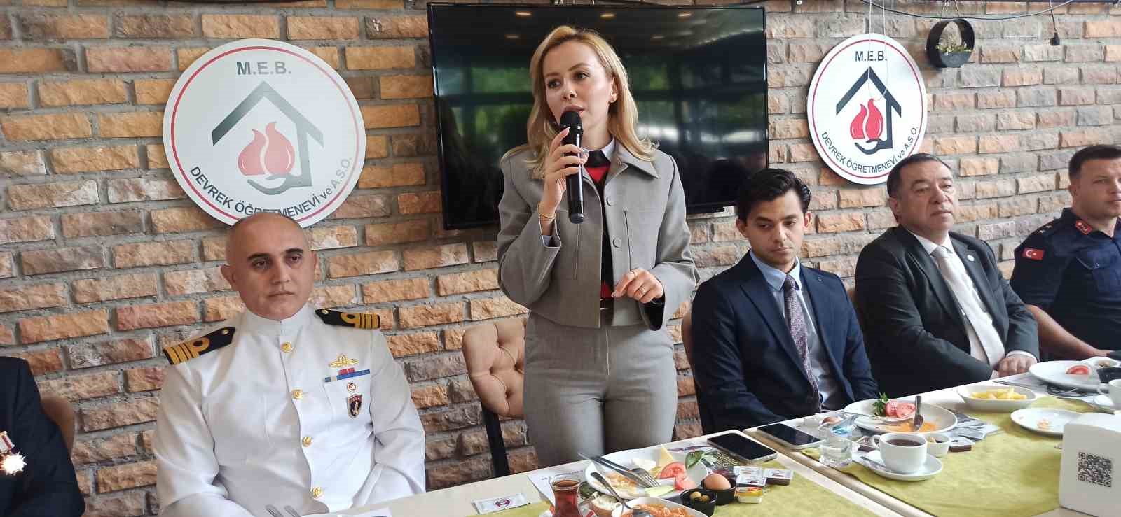 DEVREK'TE GAZİLER GÜNÜ NEDENİYLE DÜZENLENEN KAHVALTI  PROGRAMINDA BİR ARAYA GELEREK DAYANIŞMA VE KAYNAŞMANIN ÖRNEĞİNİ SERGİLEDİLER.