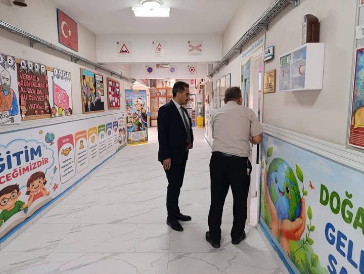 AFYONKARAHİSAR BOLVADİN İLÇE MİLLİ EĞİTİM MÜDÜRÜ MEHMET ALİ KELEŞ, YENİ EĞİTİM ÖĞRETİM YILININ BAŞLAMASIYLA BİRLİKTE OKULLARDAKİ DENETİM VE İNCELEME ÇALIŞMALARINI ARALIKSIZ SÜRDÜRÜYOR. (MEHMET ALİ KELEŞ SOLDA SİYAH TAKIM ELBİSELİ)