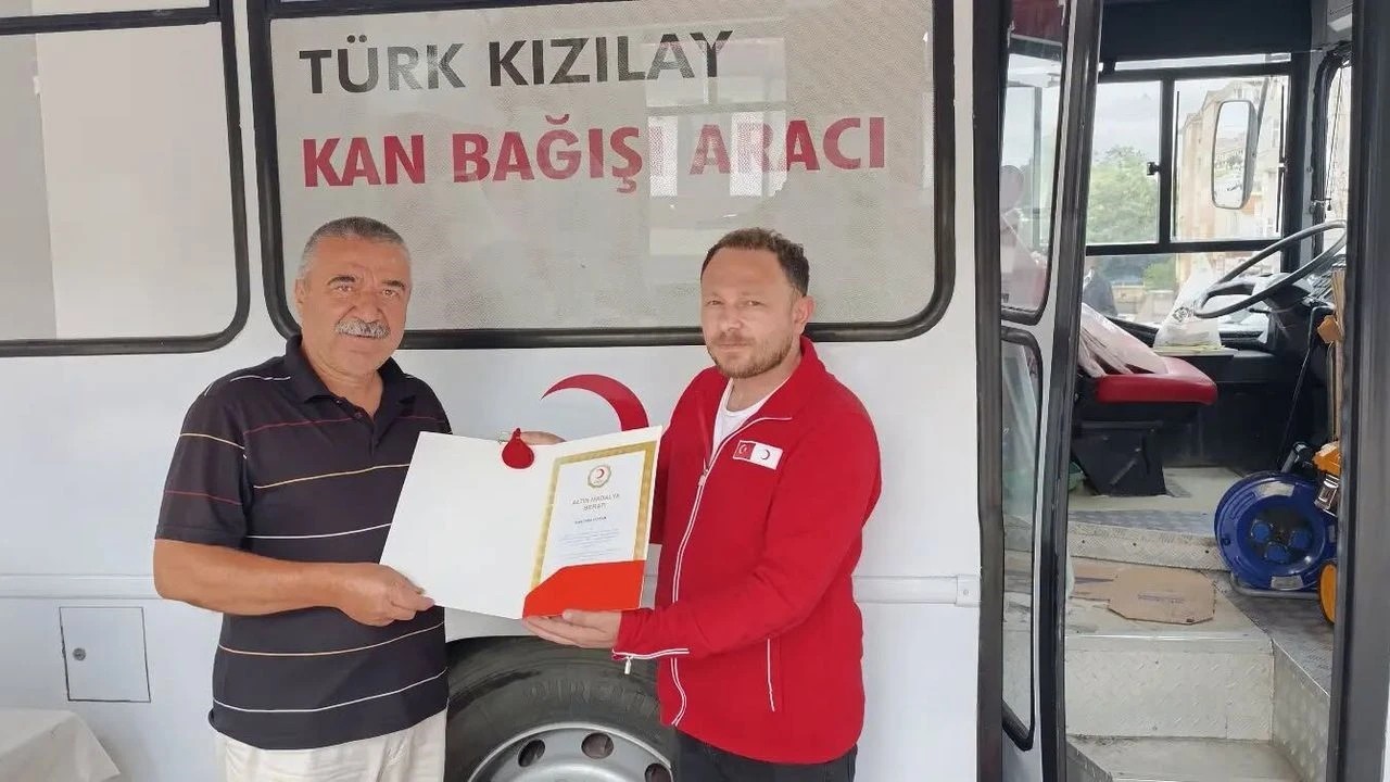 SİNOP’UN BOYABAT İLÇESİNDE DÜZENLİ KAN BAĞIŞLARIYLA ÖRNEK OLAN ŞÜKRÜ DOYUM, 35’İNCİ BAĞIŞININ ARDINDAN ALTIN MADALYAYLA ÖDÜLLENDİRİLDİ. BAĞIŞLARINI SÜRDÜREN DOYUM, 38’İNCİ KEZ KAN VERDİ.