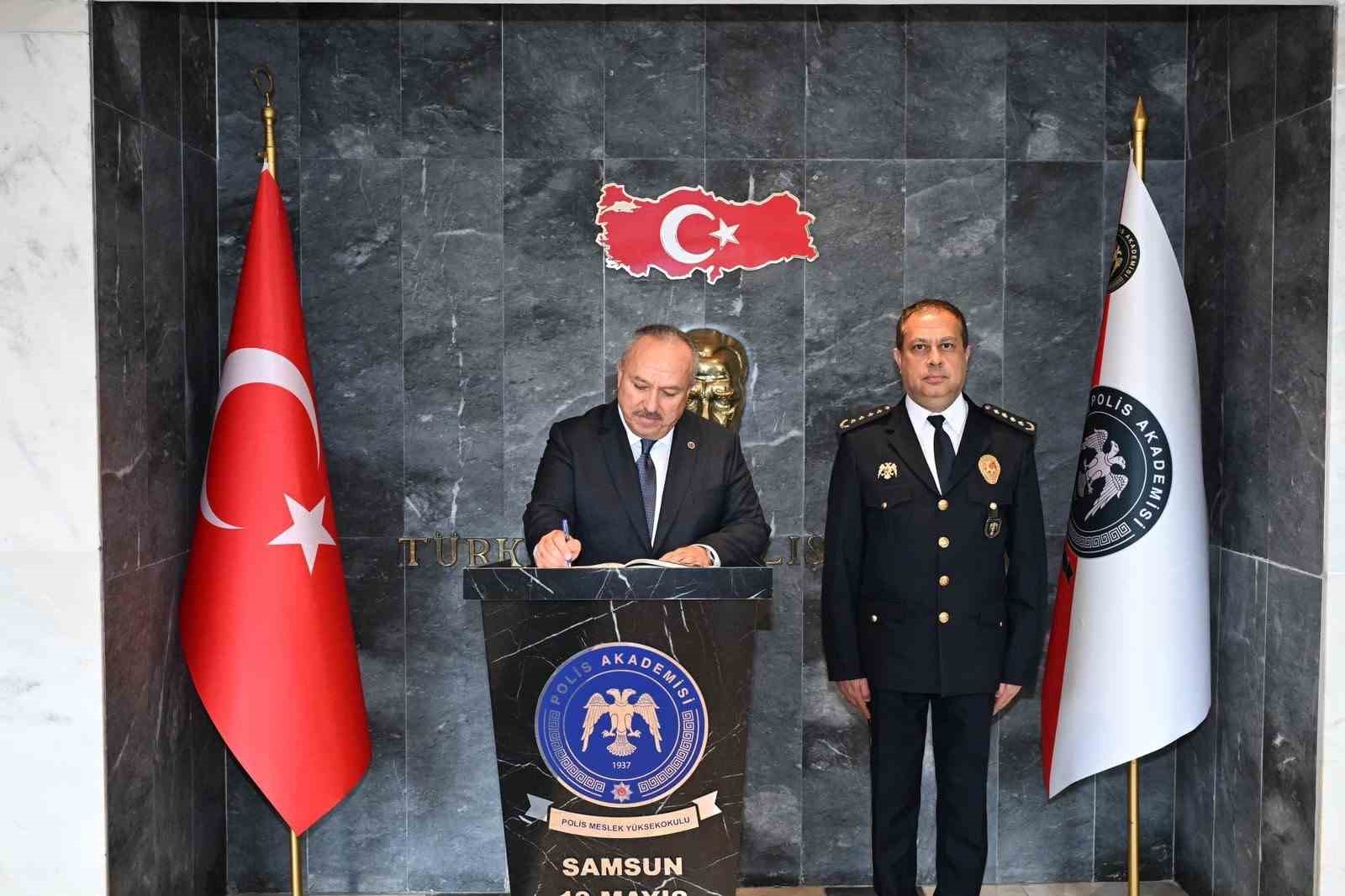 PROGRAMI KAPSAMINDA SAMSUN POLİS MESLEK YÜKSEKOKULUNU (MYO) DA ZİYARET EDEN EMNİYET GENEL MÜDÜRÜ ALİ FİDAN, BURADA YÜRÜTÜLEN ÇALIŞMALAR HAKKINDA BİLGİ ALARAK İNCELEMELERDE BULUNDU.