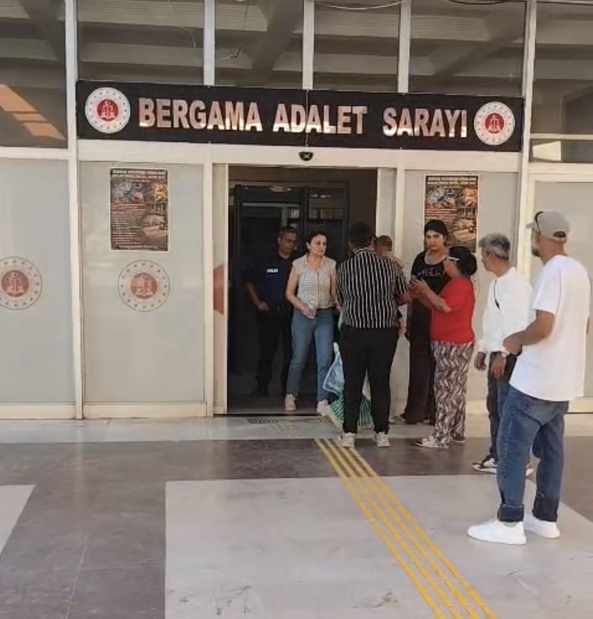İZMİR'İN BERGAMA İLÇESİNDE UYUŞTURUCU OPERASYONU: KARI KOCA TUTUKLANDI