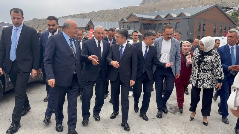 TARIM VE ORMAN BAKANI İBRAHİM YUMAKLI, DOĞU VE GÜNEYDOĞU ANADOLU BÖLGELERİNE YÖNELİK HAZIRLANAN YENİ EYLEM PLANININ ÖNÜMÜZDEKİ GÜNLERDE AÇIKLANACAĞINI BELİRTEREK, ÜRETİM ALTYAPISININ GÜÇLENDİRİLMESİ VE GENÇLERİN MEMLEKETLERİNDE KALMASINI SAĞLAYACAK PROJELERİN HAYATA GEÇİRİLECEĞİNİ BİLDİRDİ