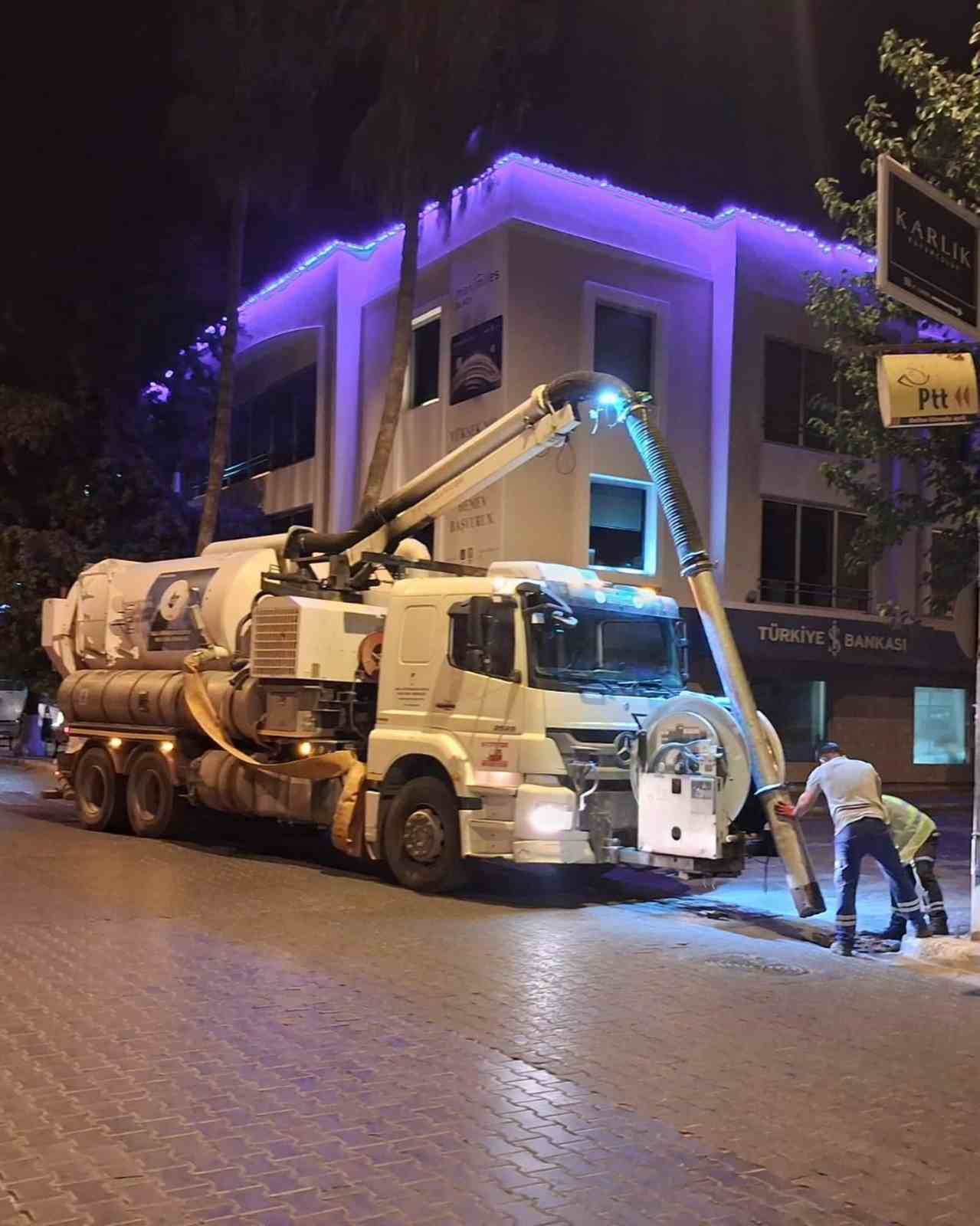 MUĞLA BÜYÜKŞEHİR BELEDİYESİ SU VE KANALİZASYON İDARESİ (MUSKİ) EKİPLERİ YAKLAŞAN KIŞ MEVSİMİ NEDENİYLE MUHTEMEL YAĞIŞLAR SONRASI TAŞKIN RİSKİ BULUNAN BÖLGELERDE VATANDAŞLARIN ETKİLENMEMESİ NEDENİYLE ÇALIŞMA BAŞLATTI.
