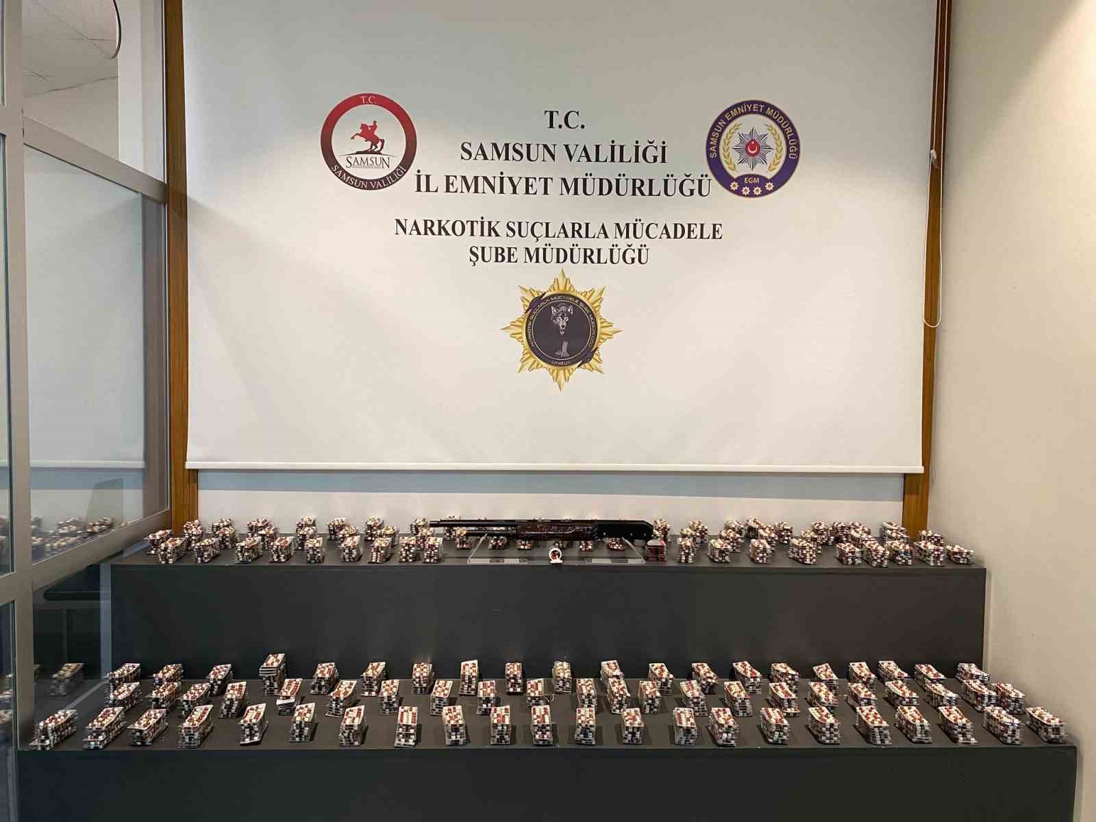 SAMSUN’UN İLKADIM İLÇESİNDE BİR İKAMETTE YAPILAN ARAMADA 13 BİN 48 SENTETİK ECZA HAP, RUHSATSIZ TÜFEK VE 0,10 GRAM METAMFETAMİN ELE GEÇİRİLDİ.