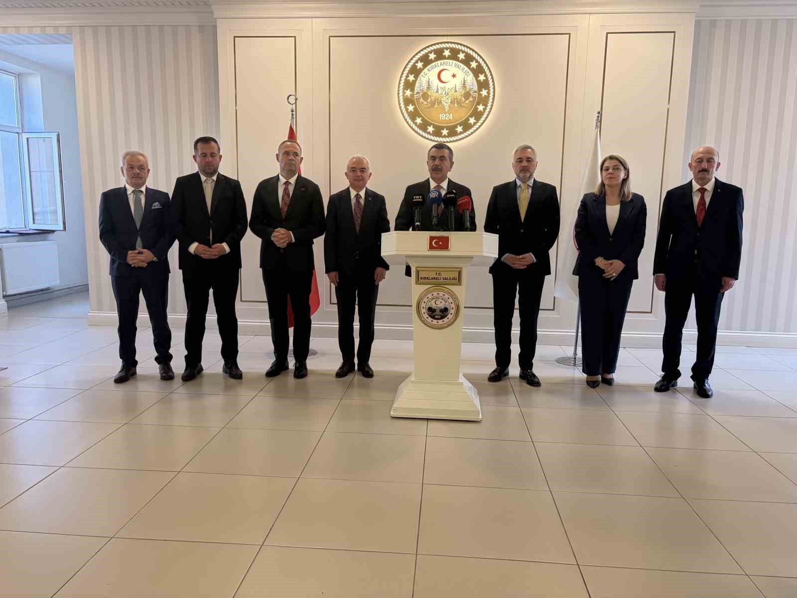 MİLLİ EĞİTİM BAKANI YUSUF TEKİN, OECD'DE TÜRKİYE'Yİ ÖNE ÇIKARAN EĞİTİM BAŞARISIYLA İLGİLİ "TÜRKİYE'NİN BU KONUDAKİ NOTU DA OECD ÜYESİ ÜLKELER ARASINDA HER İKİ GRUPTAKİ ÖĞRENCİLERİ DE EŞİT SEVİYEDE YÜKSELTEN TEK OECD ÜYESİ ÜLKE OLDUK" DEDİ.