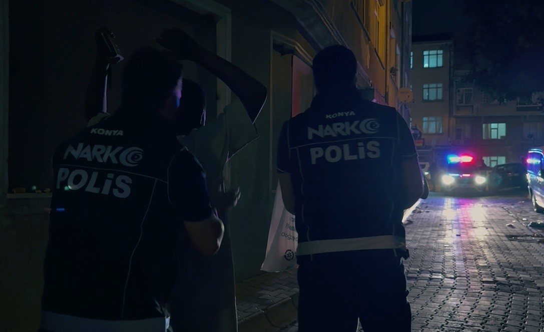 KONYA’DA POLİS EKİPLERİNİN DÜZENLEDİĞİ NARKO-MERCEK OPERASYONUNDA, UYUŞTURUCU ÜRETİMİNDE KULLANILABİLECEK 7 KİLO 50 GRAM ADB-BUTİNİCA İLE 5 KİLO 200 GRAM PREGABALİN HAMMADDESİ ELE GEÇİRİLDİ.