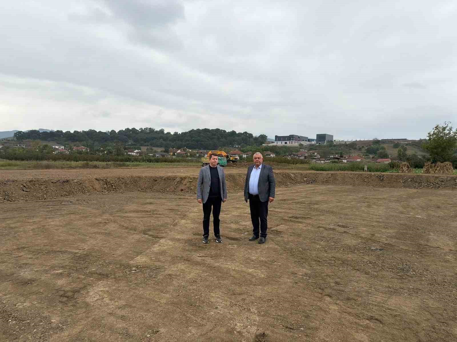 ÇALIŞMALARI YERİNDE İNCELEYEN DÜZCE TİCARET VE SANAYİ ODASI (DÜZCE TSO) YÖNETİM KURULU BAŞKANI ERDOĞAN BIYIK, MECLİS BAŞKAN YARDIMCISI MURAT TAŞTEPE İLE BİRLİKTE SAHADAKİ SON DURUMU DEĞERLENDİRDİ.